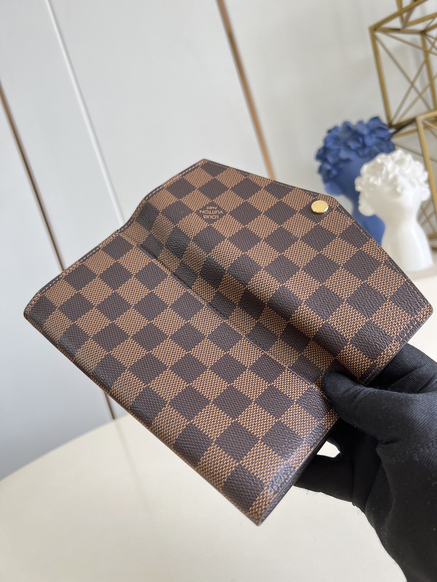 【顶级原单 M60114咖格棕 】作为路易威登经典设计之一，Sarah 钱夹融合 Monogram 帆布