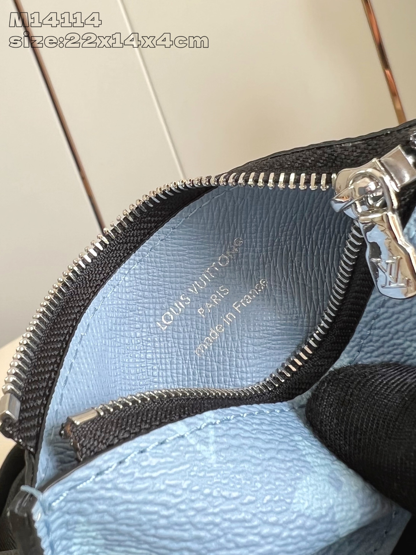 【顶级原单 M14114浅蓝 】這款Gaston可穿戴式錢包以Monogram塗層帆布搭配色調相襯的Ta