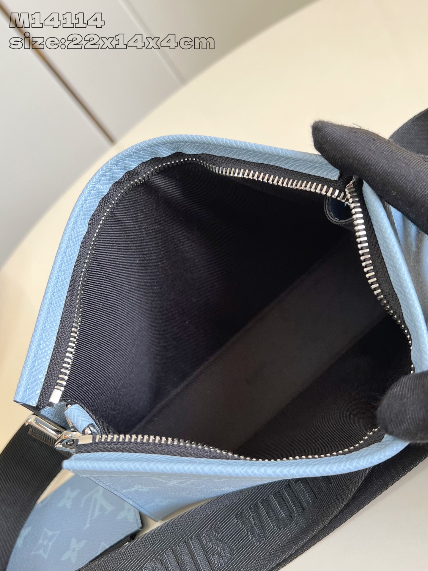 【顶级原单 M14114浅蓝 】這款Gaston可穿戴式錢包以Monogram塗層帆布搭配色調相襯的Ta