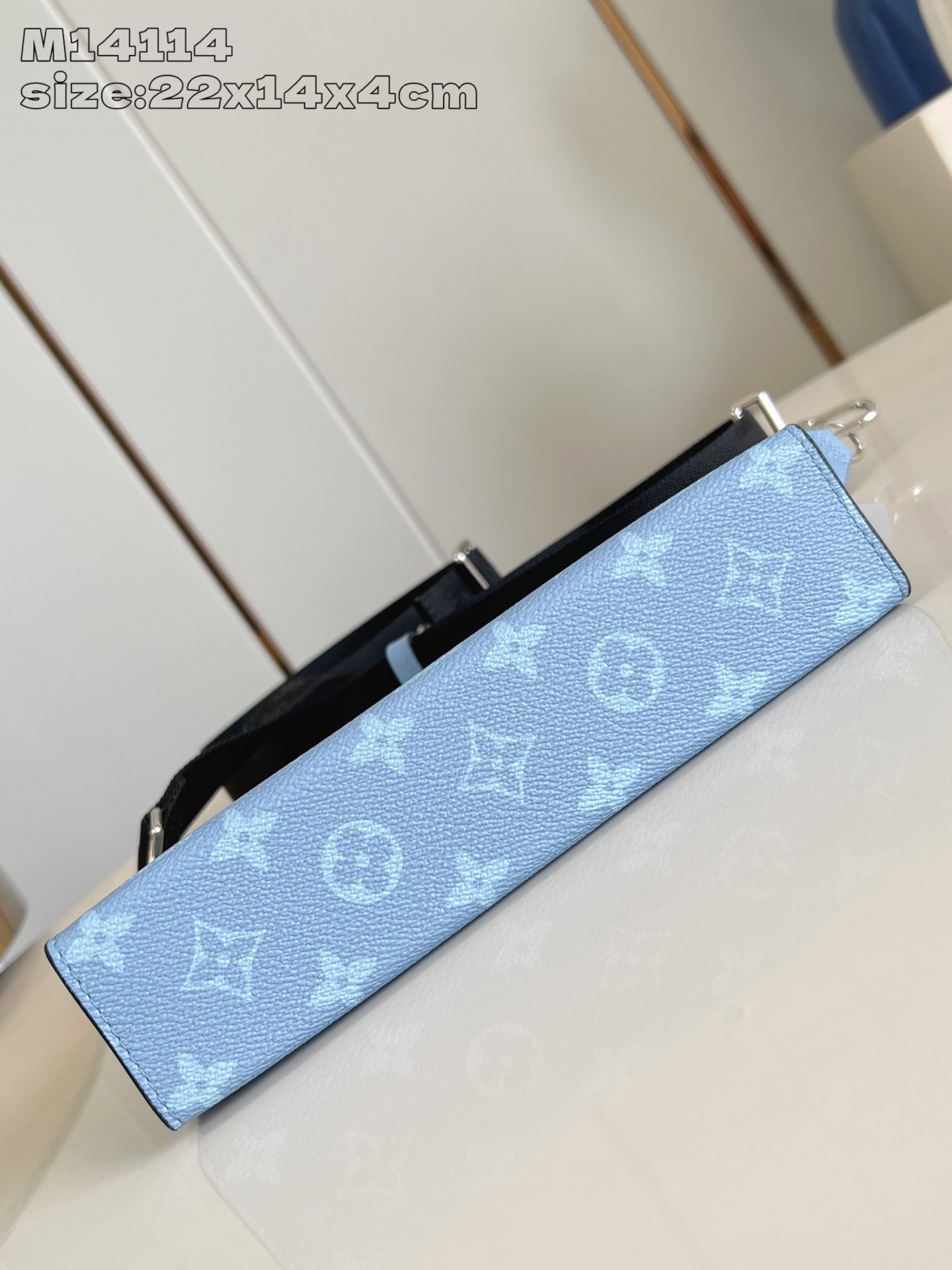 【顶级原单 M14114浅蓝 】這款Gaston可穿戴式錢包以Monogram塗層帆布搭配色調相襯的Ta