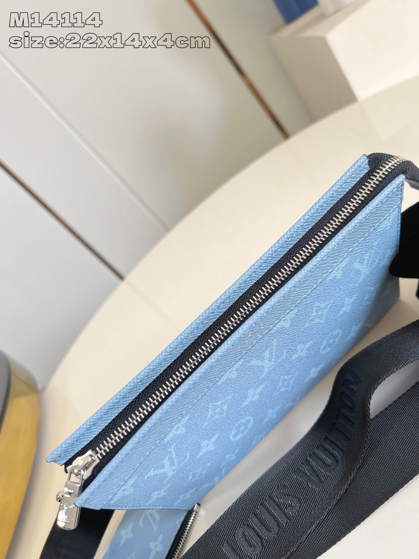 【顶级原单 M14114浅蓝 】這款Gaston可穿戴式錢包以Monogram塗層帆布搭配色調相襯的Ta