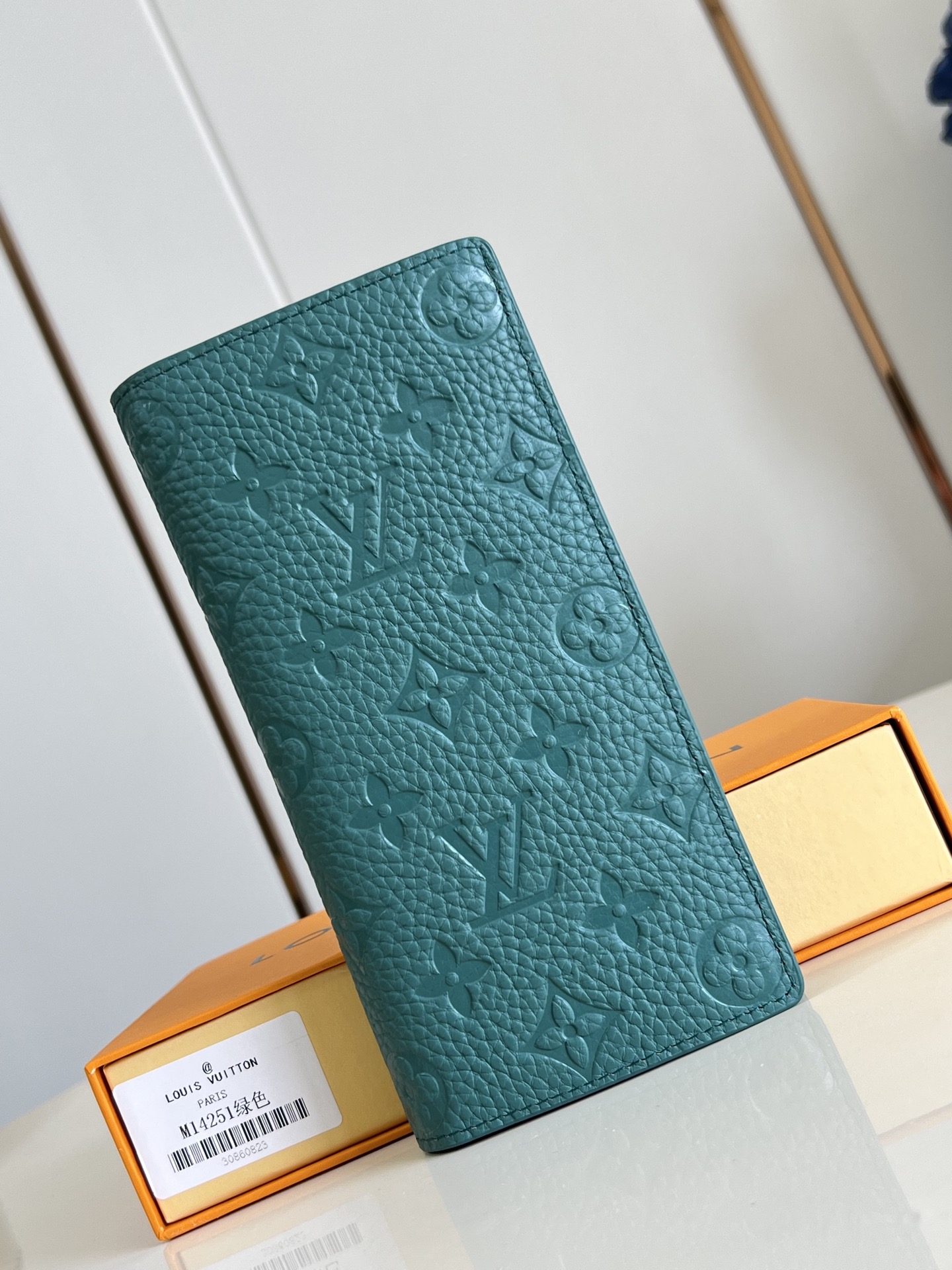【顶级原单 M14251绿 】由全新标志性 Monogram Eclipse 帆布裁制而成，此款风格硬朗
