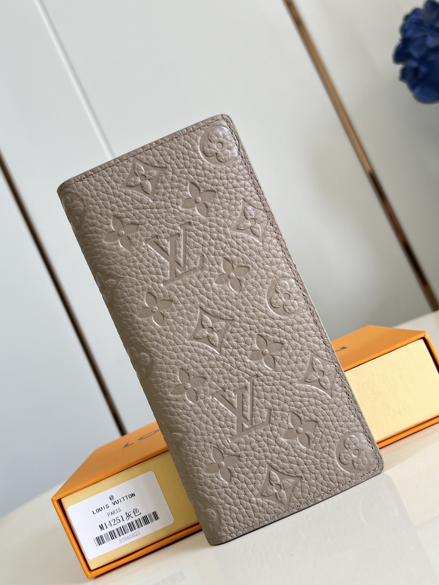 【顶级原单 M14251灰 】由全新标志性 Monogram Eclipse 帆布裁制而成，此款风格硬朗