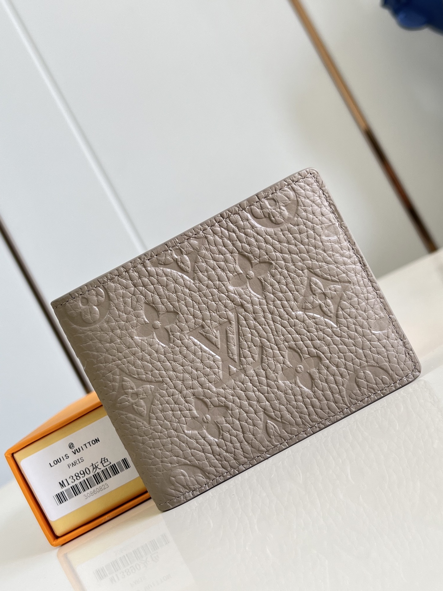 【顶级原单 M13890灰 】這款Multiple錢包以粒面Taurillon牛皮製造，精緻配色綴以低調
