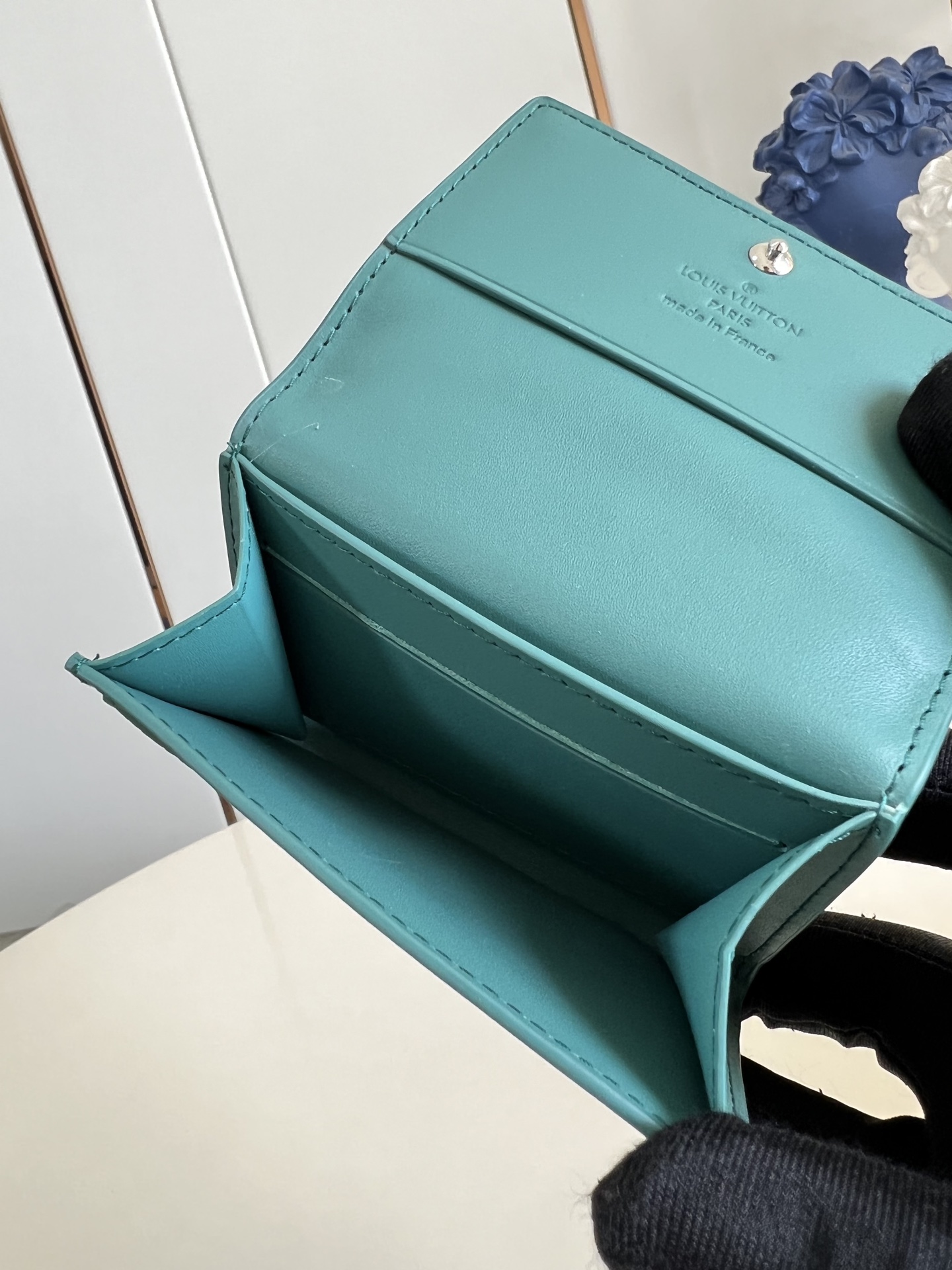 【顶级原单 M13891灰绿】本款 Envelope 名片夹取材粒面 Monogram 压纹 Tauri