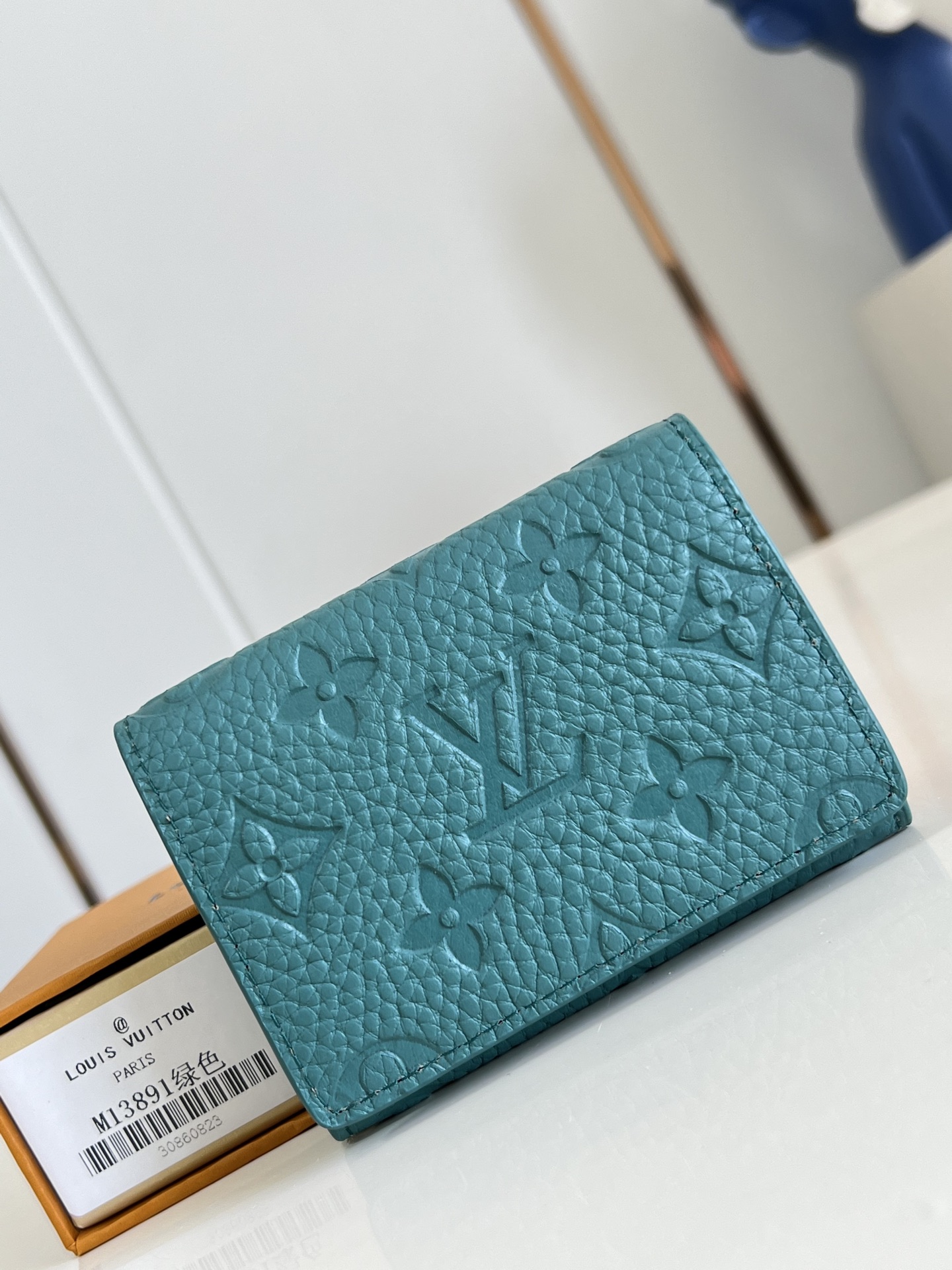 【顶级原单 M13891灰绿】本款 Envelope 名片夹取材粒面 Monogram 压纹 Tauri