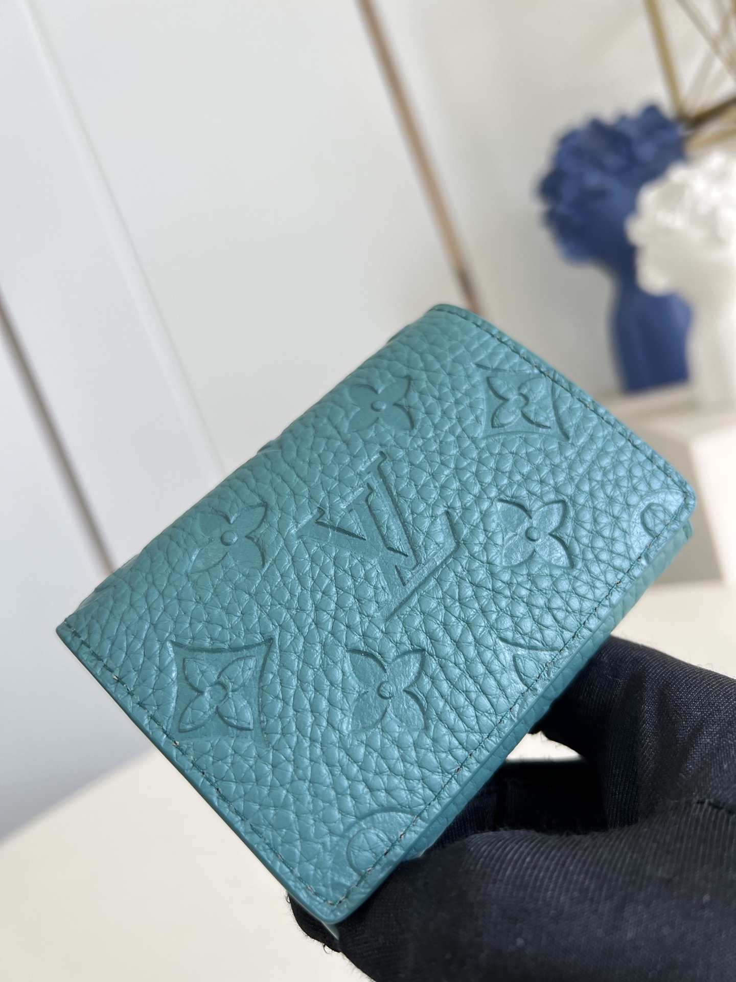 【顶级原单 M13891灰绿】本款 Envelope 名片夹取材粒面 Monogram 压纹 Tauri