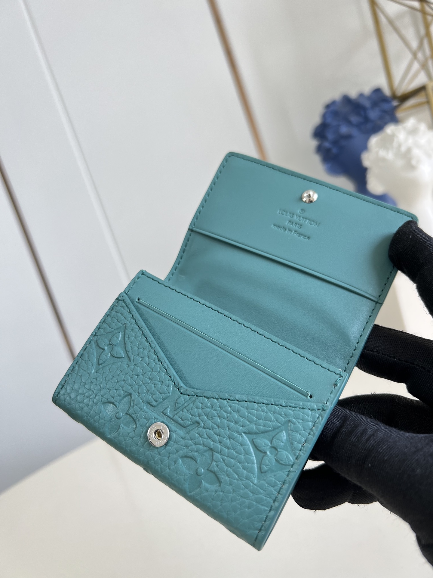 【顶级原单 M13891灰绿】本款 Envelope 名片夹取材粒面 Monogram 压纹 Tauri