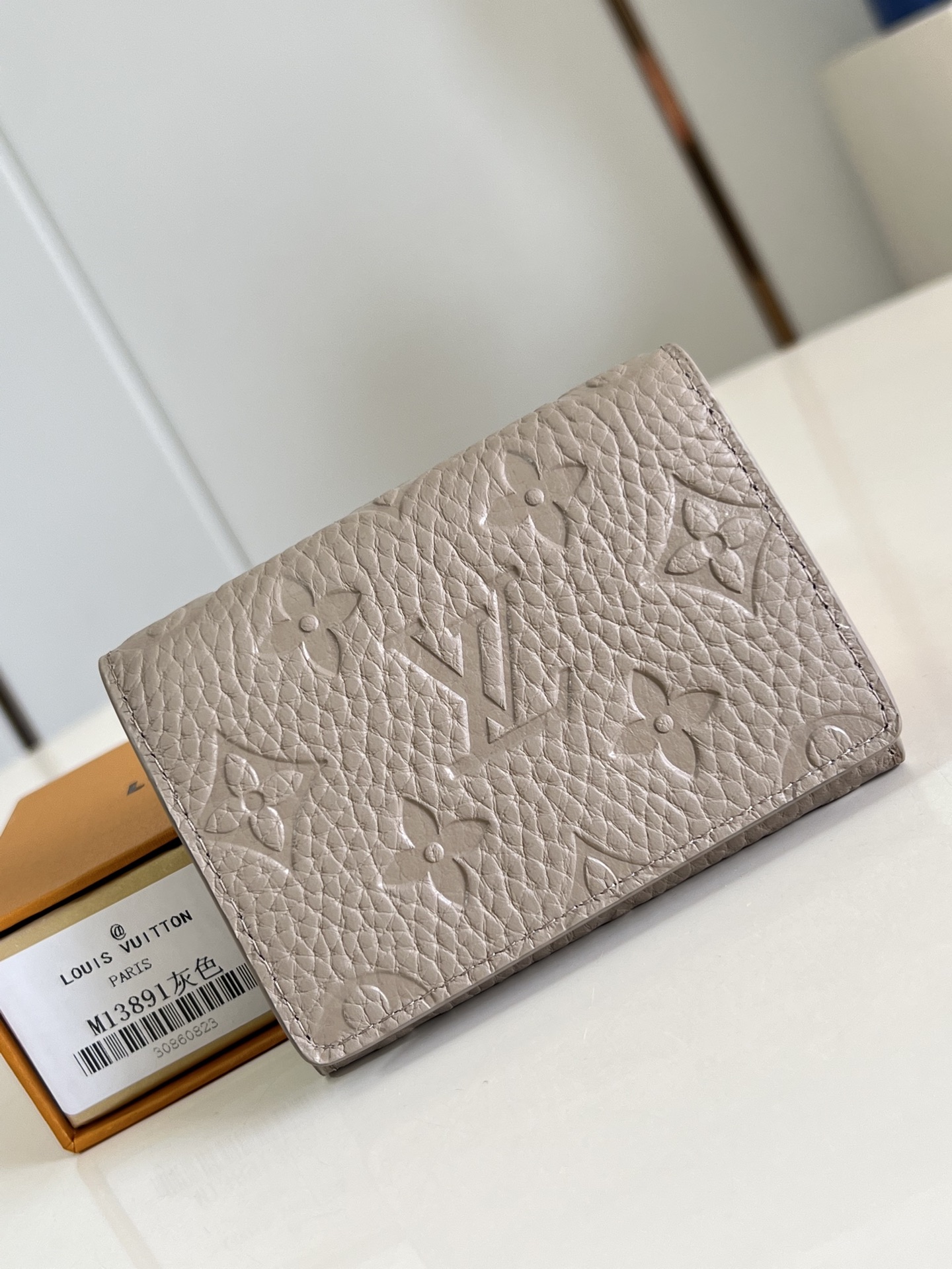 【顶级原单 M13891灰 】本款 Envelope 名片夹取材粒面 Monogram 压纹 Tauri