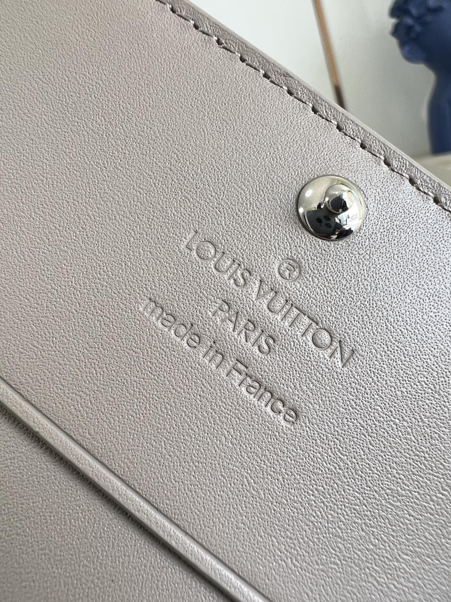【顶级原单 M13891灰 】本款 Envelope 名片夹取材粒面 Monogram 压纹 Tauri