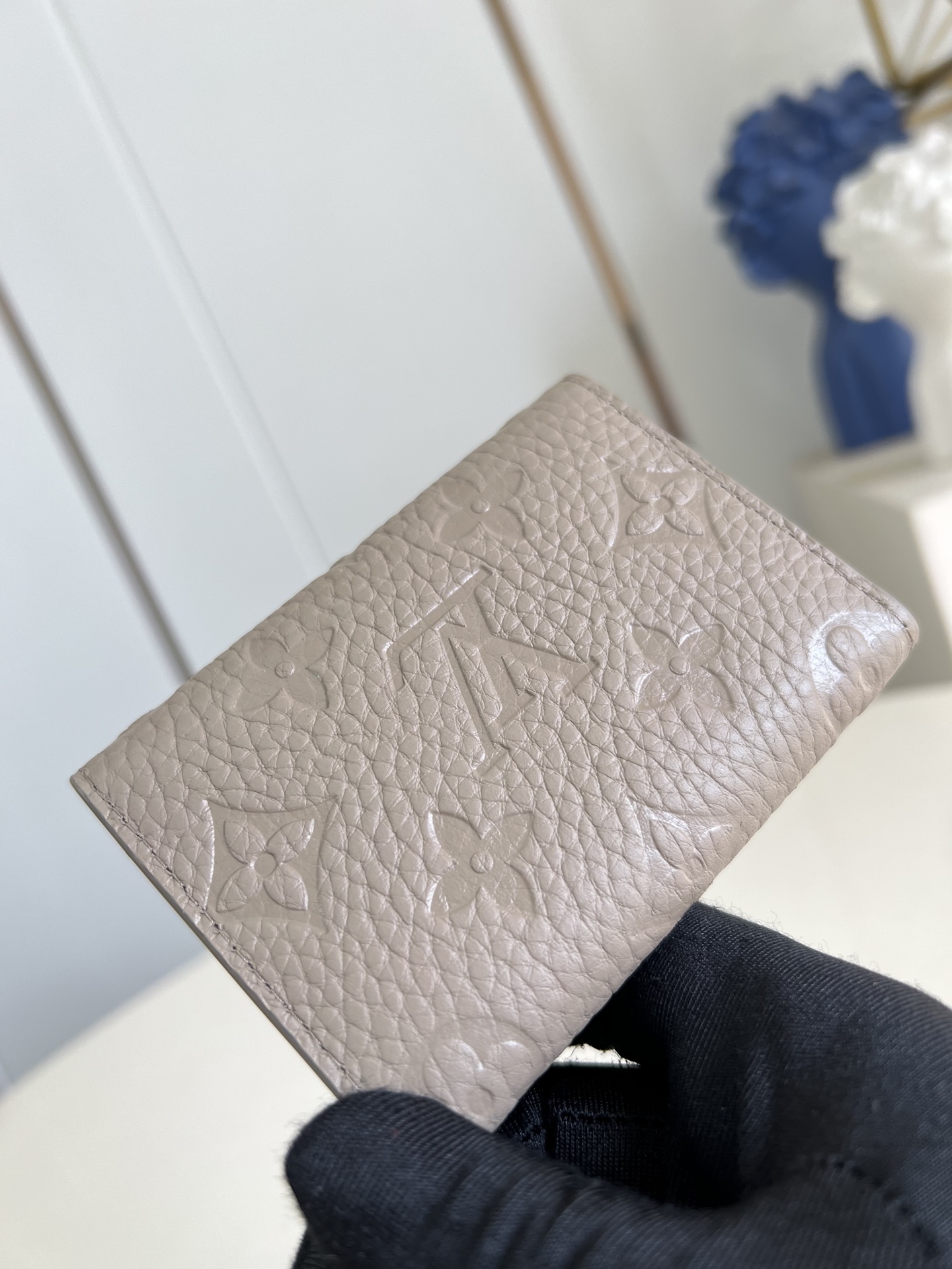 【顶级原单 M13891灰 】本款 Envelope 名片夹取材粒面 Monogram 压纹 Tauri