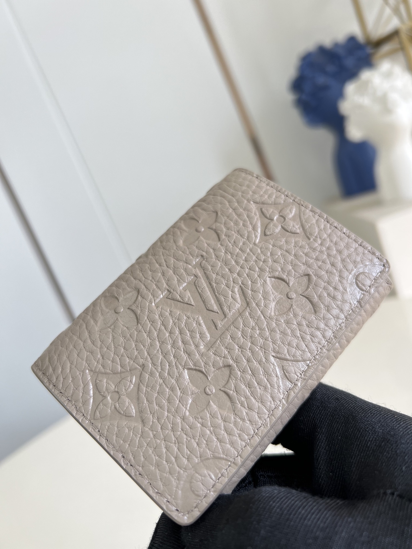 【顶级原单 M13891灰 】本款 Envelope 名片夹取材粒面 Monogram 压纹 Tauri