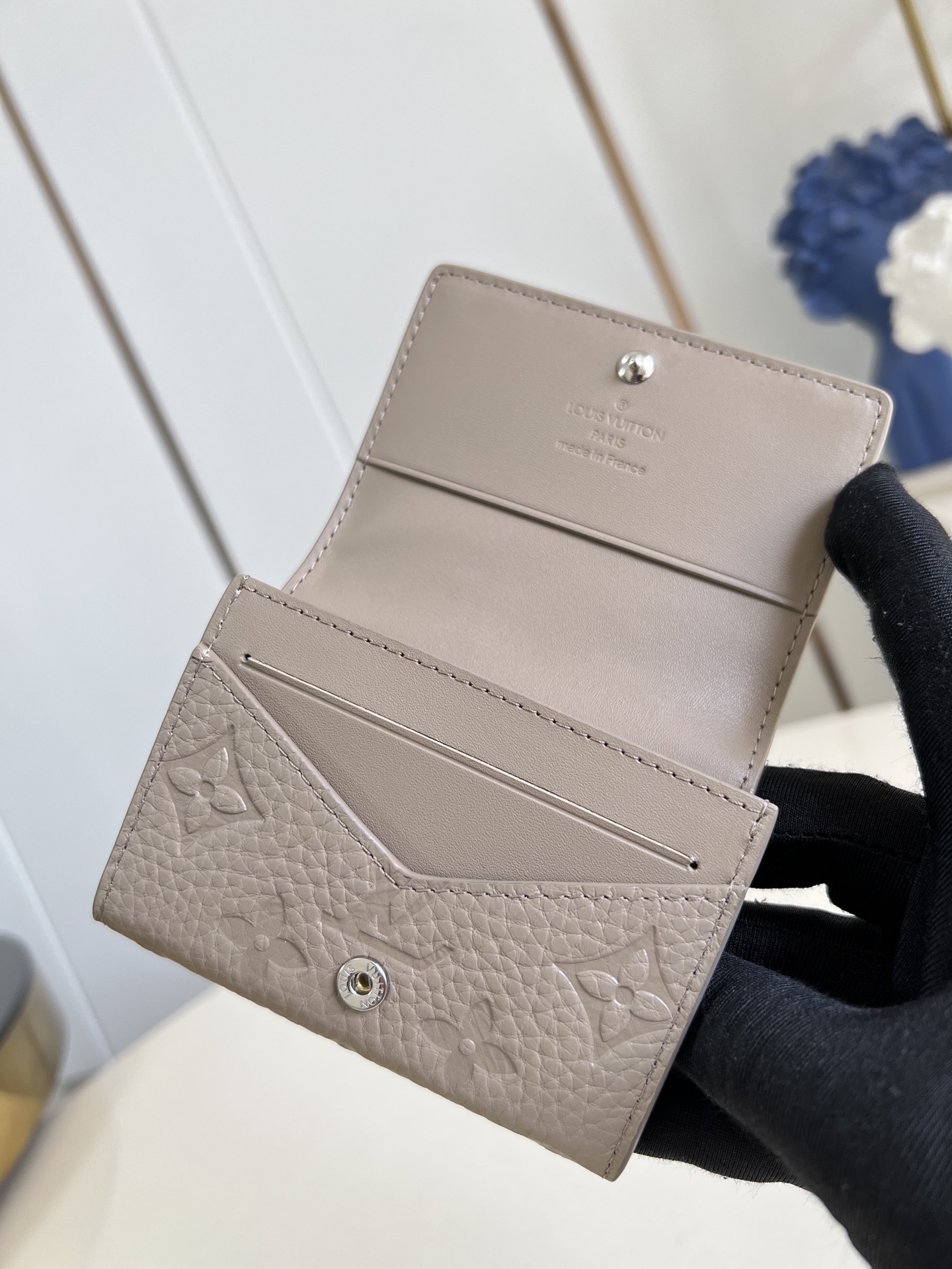 【顶级原单 M13891灰 】本款 Envelope 名片夹取材粒面 Monogram 压纹 Tauri