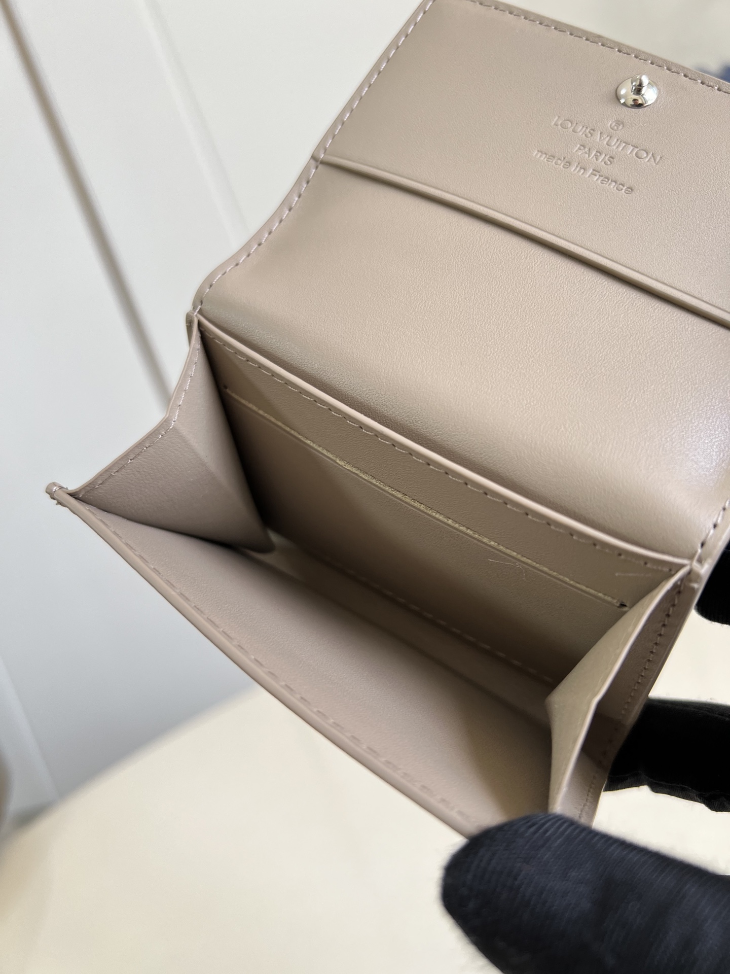 【顶级原单 M13891灰 】本款 Envelope 名片夹取材粒面 Monogram 压纹 Tauri
