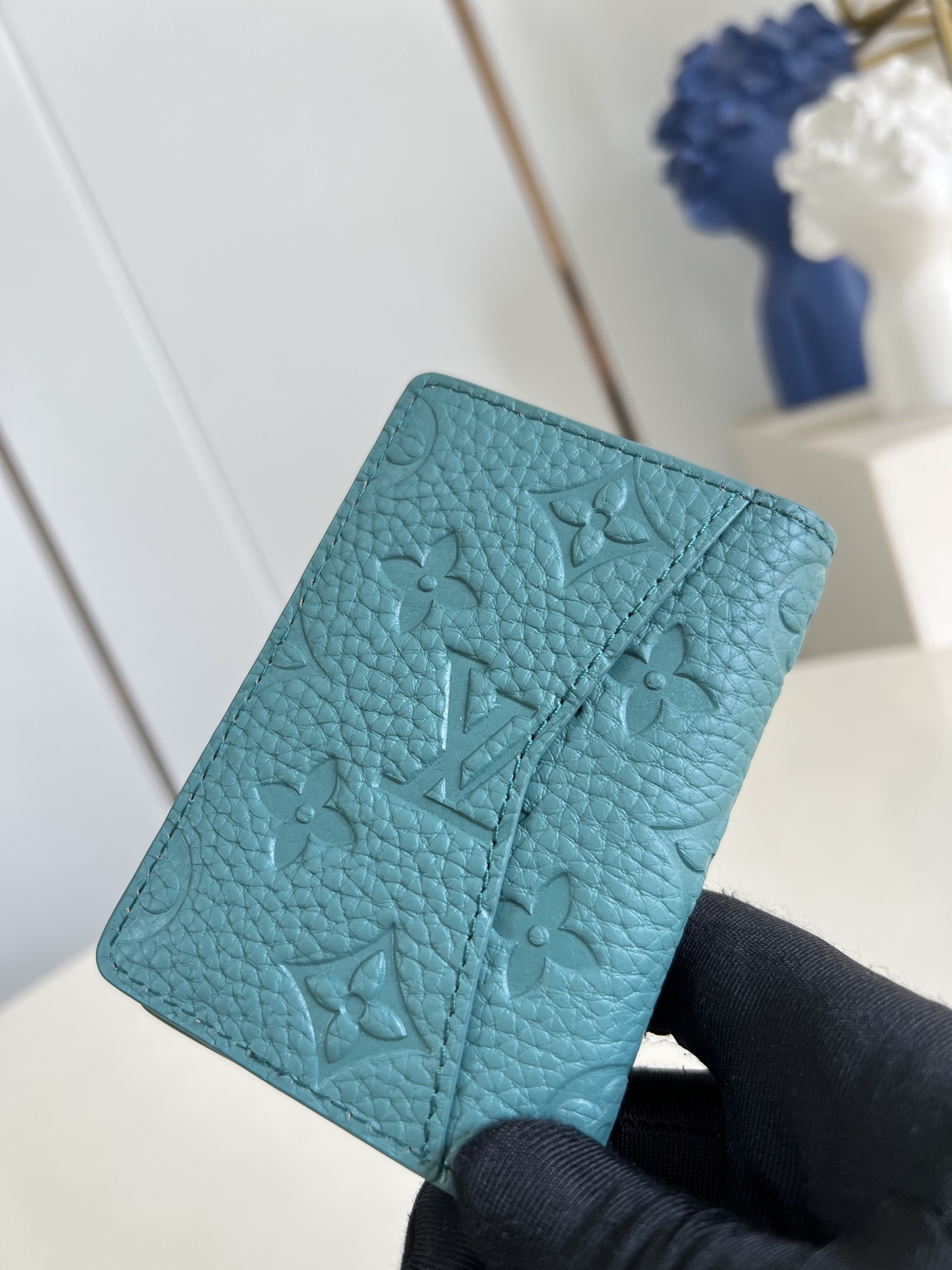 【顶级原单 M13973绿 】這款袋裝萬用錢包以粒面Taurillon皮革製造，綴有Monogram壓花