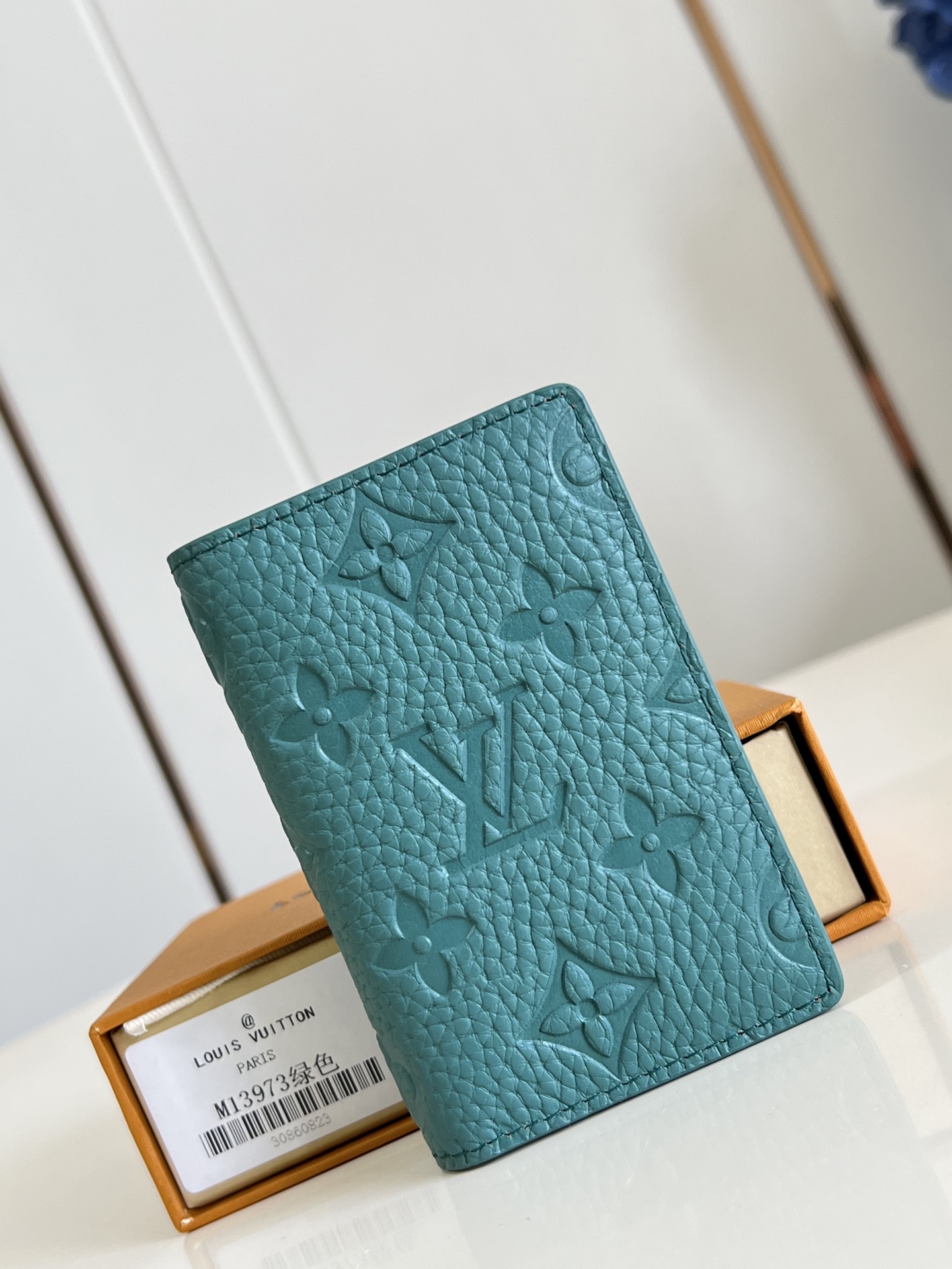 【顶级原单 M13973绿 】這款袋裝萬用錢包以粒面Taurillon皮革製造，綴有Monogram壓花