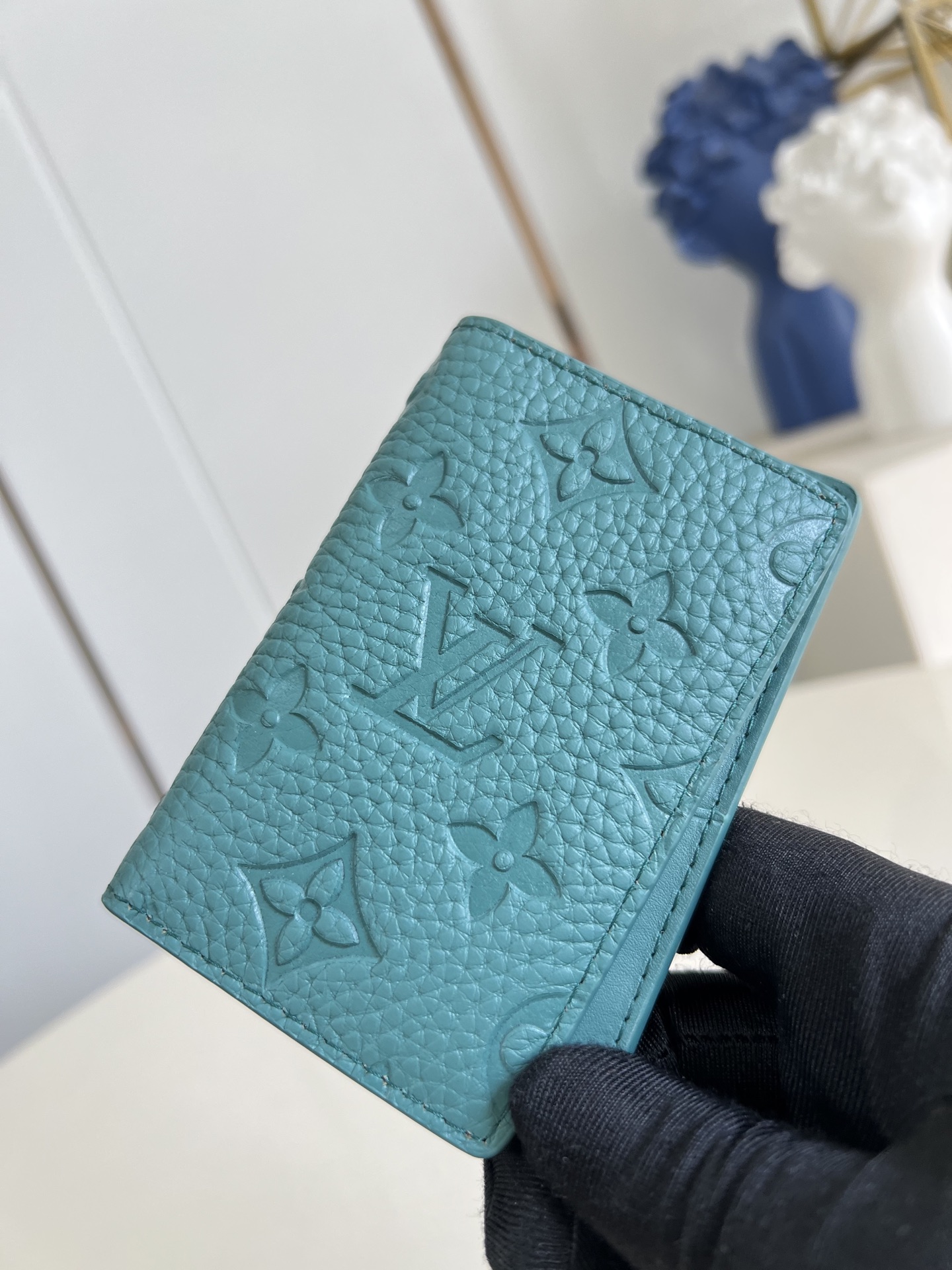 【顶级原单 M13973绿 】這款袋裝萬用錢包以粒面Taurillon皮革製造，綴有Monogram壓花