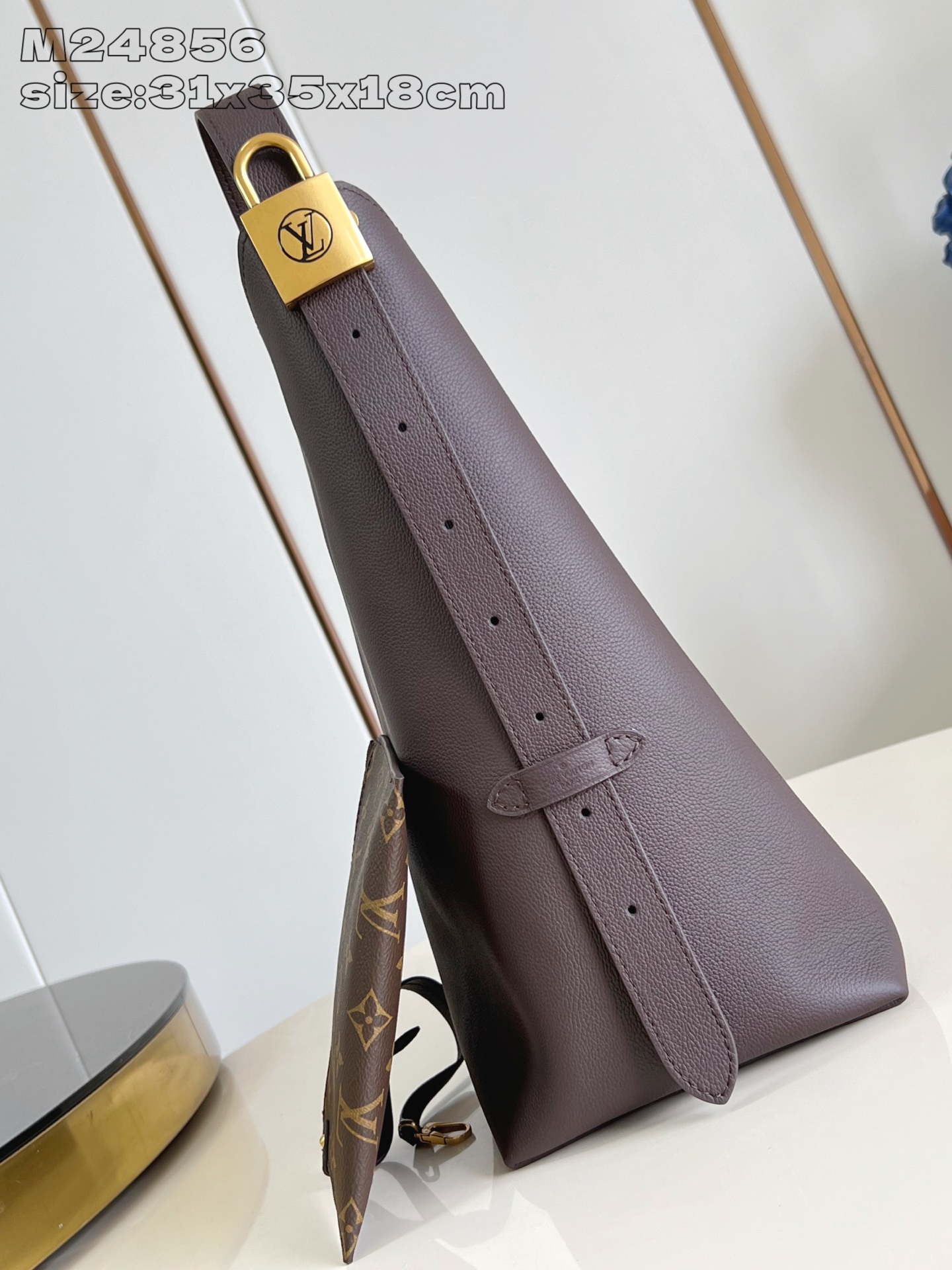 【顶级原单 M24856巧克力 】本款 Low Key Hobo 中号手袋以柔软牛皮革勾勒简雅线条，搭配