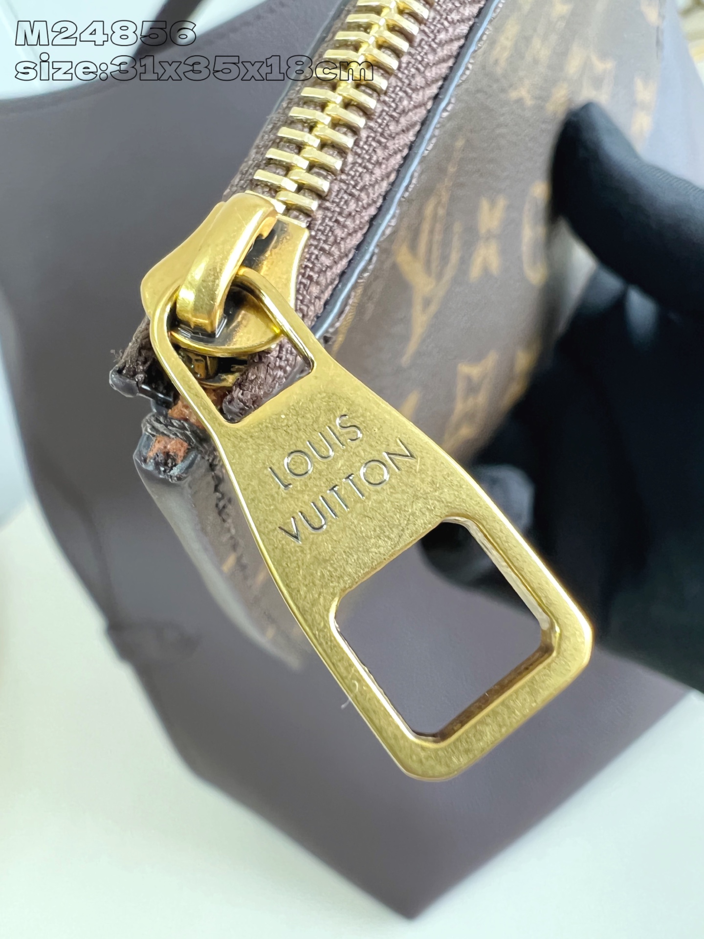 【顶级原单 M24856巧克力 】本款 Low Key Hobo 中号手袋以柔软牛皮革勾勒简雅线条，搭配
