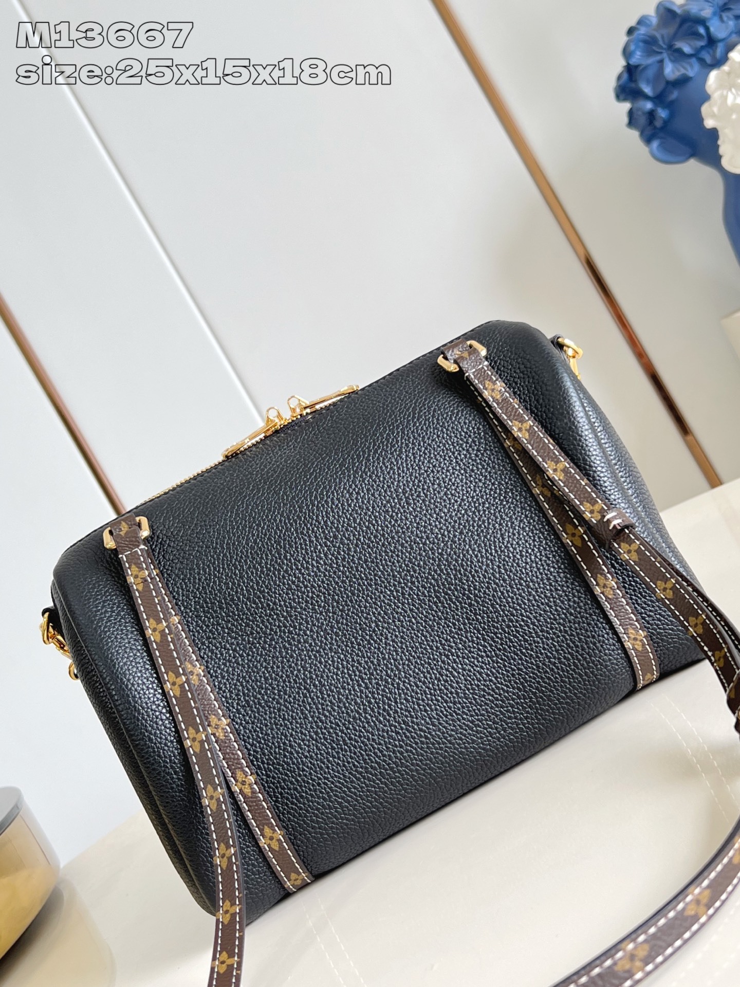【顶级原单 M13667黑 】
Louis Vuitton 2025 秋冬系列。 创意总监 Nicol