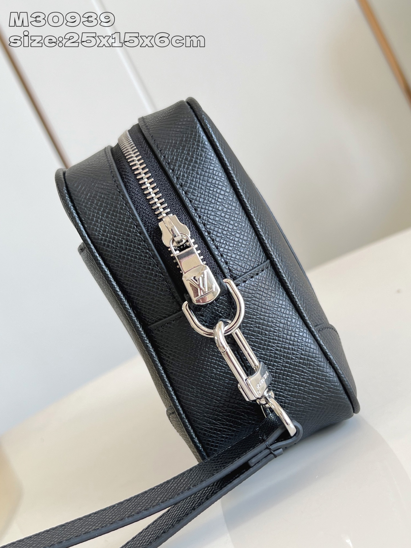 【顶级原单 M30939 】Pochette Kasai手包 宽敞的拉链开口、丰富的内外口袋与插槽带来极