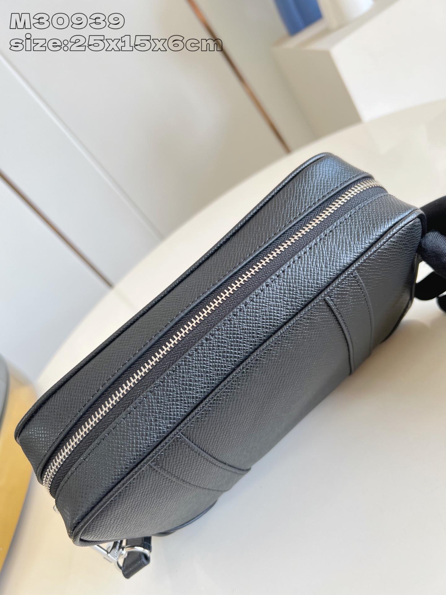 【顶级原单 M30939 】Pochette Kasai手包 宽敞的拉链开口、丰富的内外口袋与插槽带来极