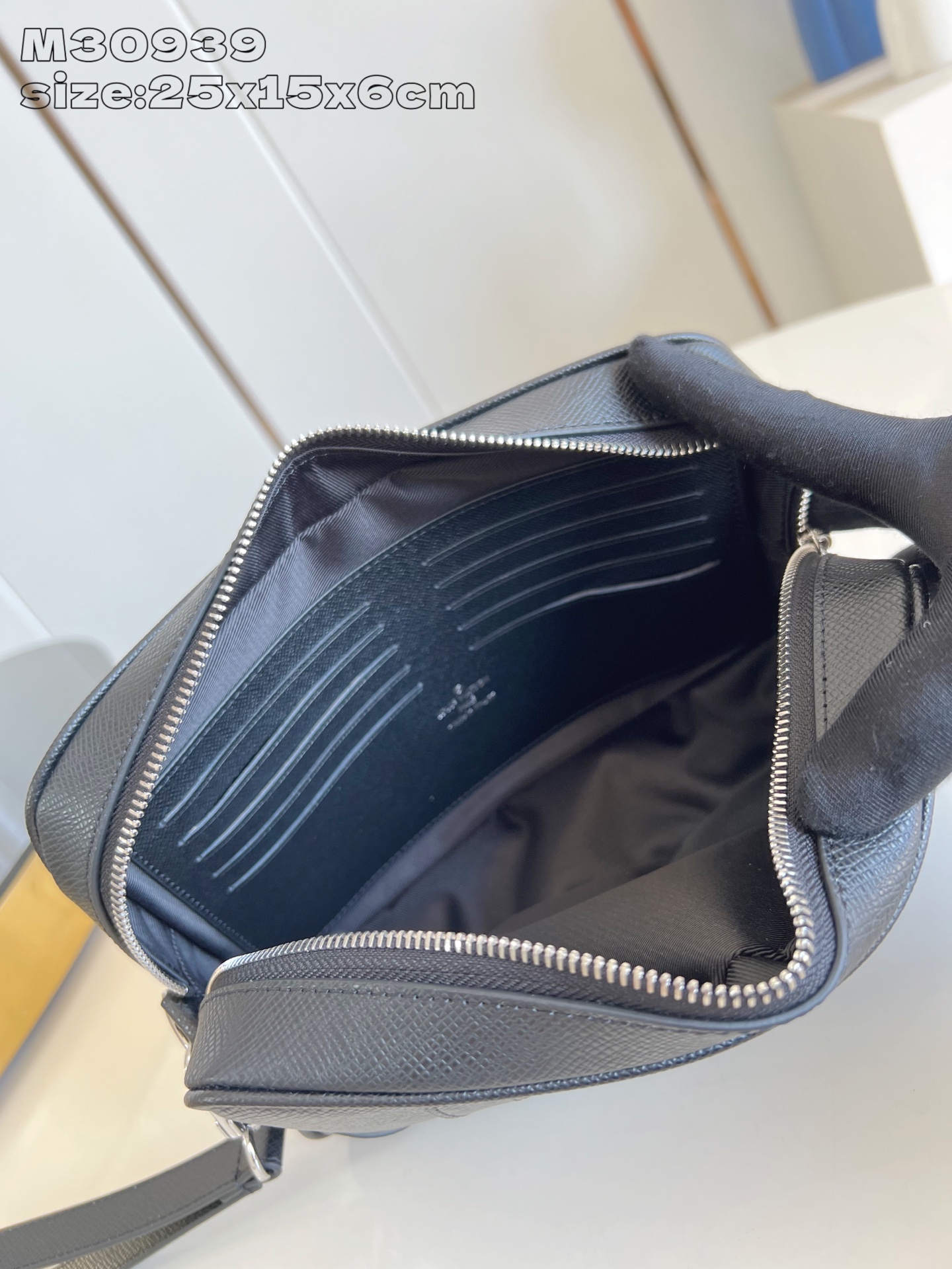 【顶级原单 M30939 】Pochette Kasai手包 宽敞的拉链开口、丰富的内外口袋与插槽带来极