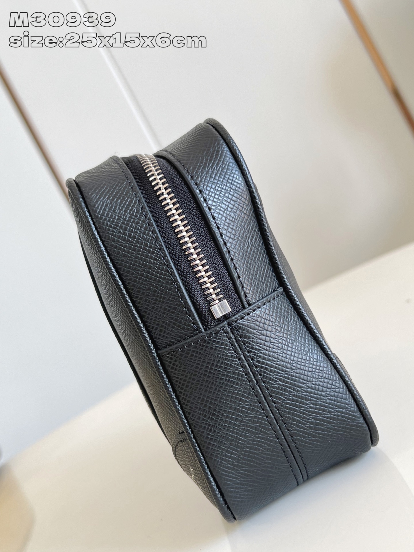 【顶级原单 M30939 】Pochette Kasai手包 宽敞的拉链开口、丰富的内外口袋与插槽带来极