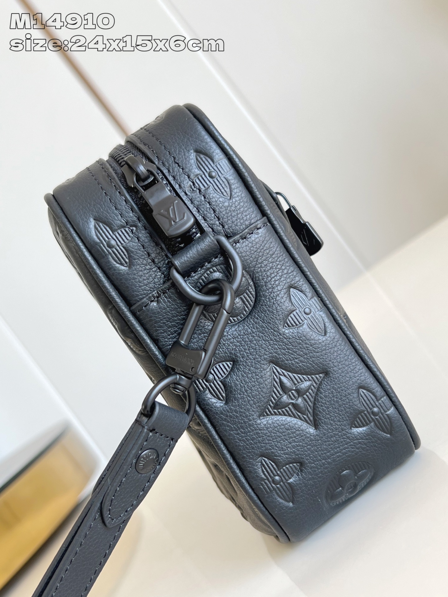 【顶级原单 M14910 】這款Pochette Kasai收納包以柔軟的Monogram Shadow