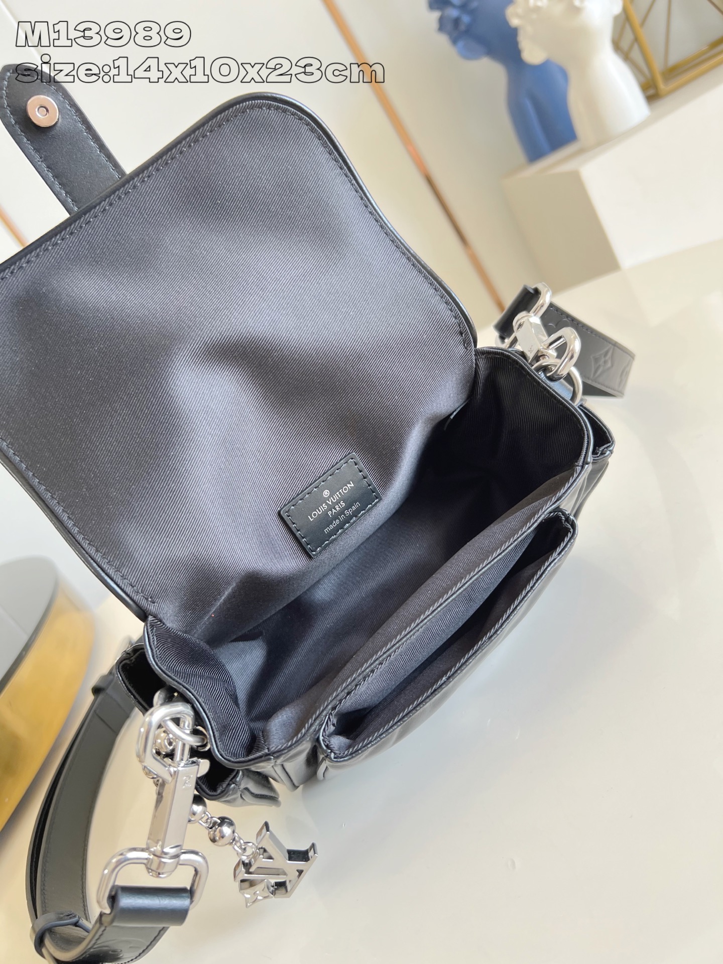 【顶级原单 M13989 】本款 Cargo 迷你手袋以柔软牛皮革展露松弛魅力，再令表面跃动锦纶般的优雅