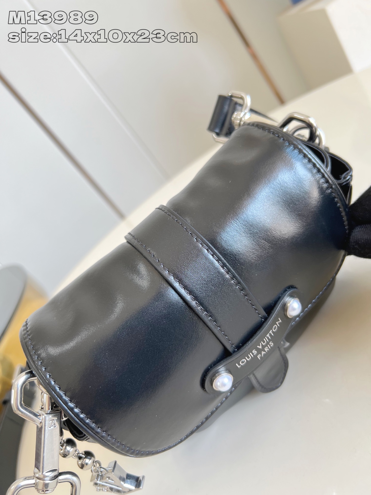 【顶级原单 M13989 】本款 Cargo 迷你手袋以柔软牛皮革展露松弛魅力，再令表面跃动锦纶般的优雅