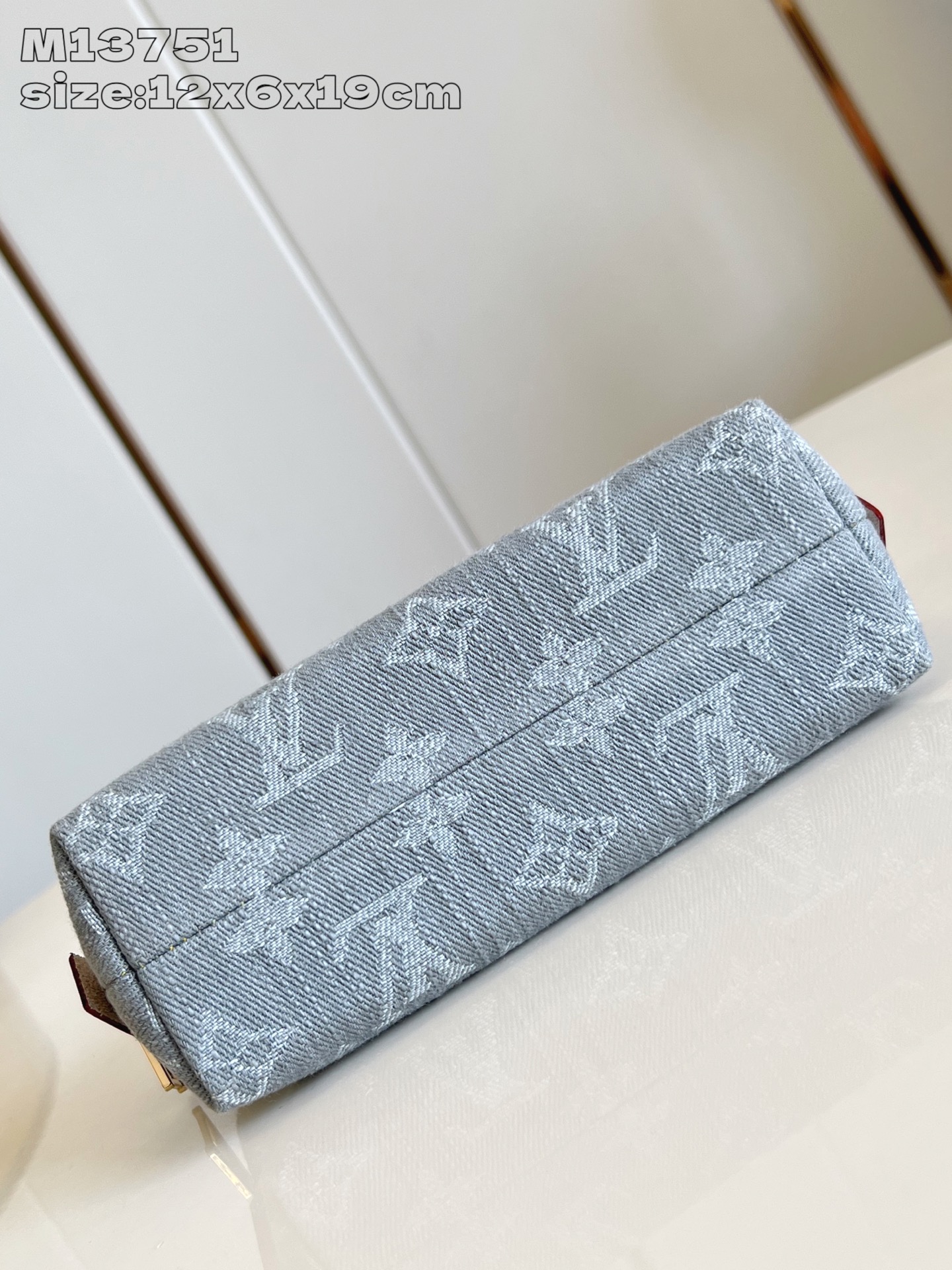 【顶级原单 M13751 】本款化妆包以 Monogram Denim 棉布塑造紧凑构型，与牛皮革细节和
