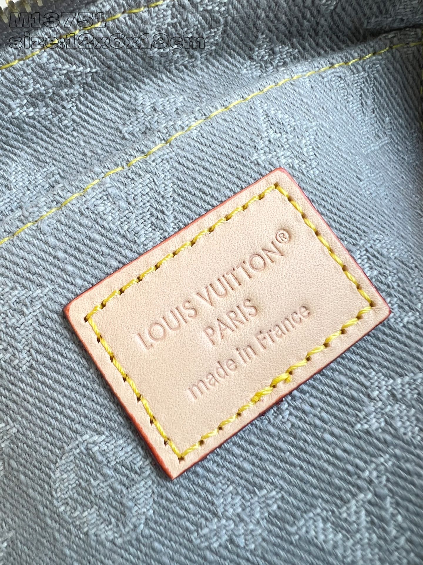 【顶级原单 M13751 】本款化妆包以 Monogram Denim 棉布塑造紧凑构型，与牛皮革细节和