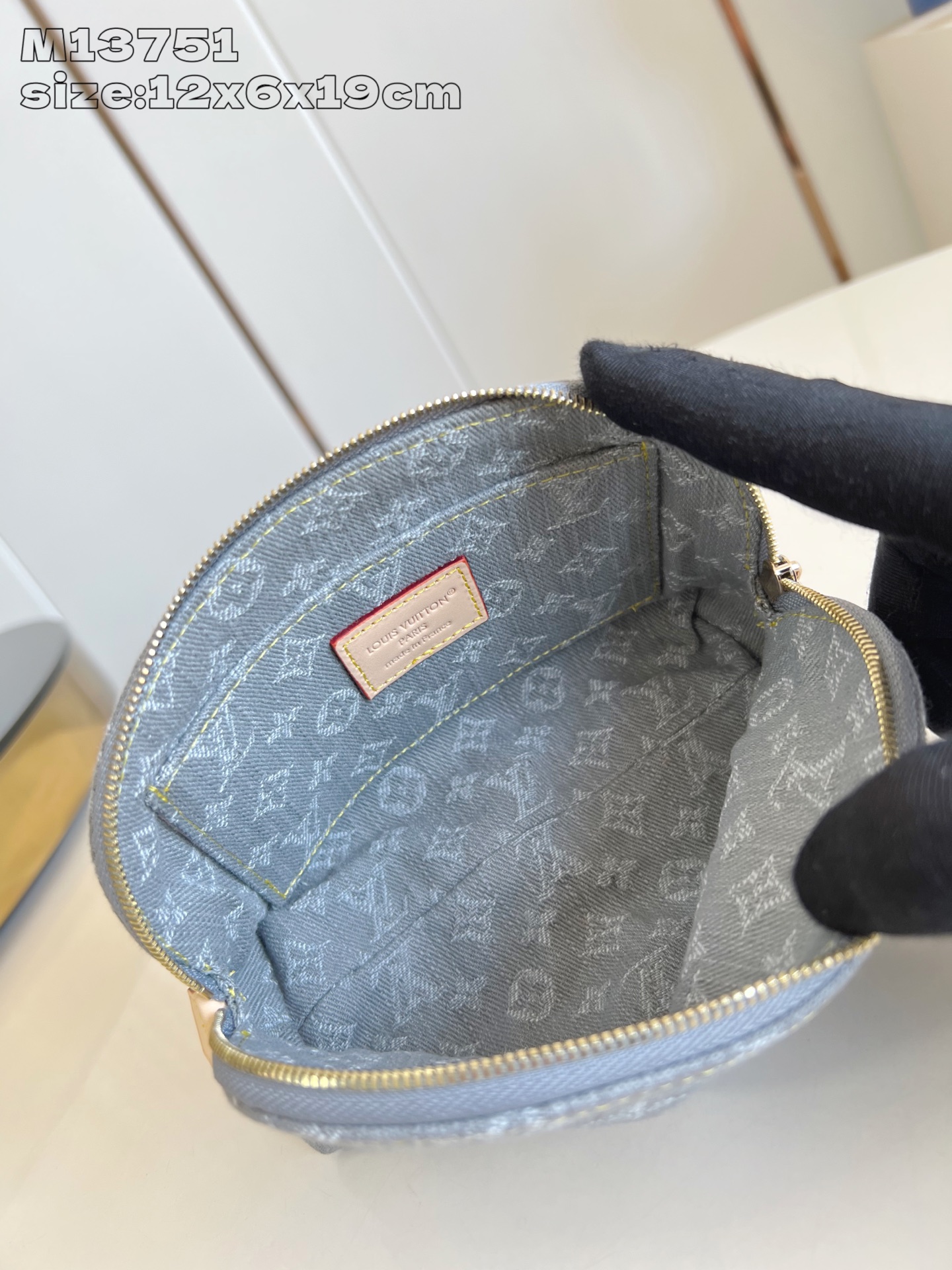 【顶级原单 M13751 】本款化妆包以 Monogram Denim 棉布塑造紧凑构型，与牛皮革细节和