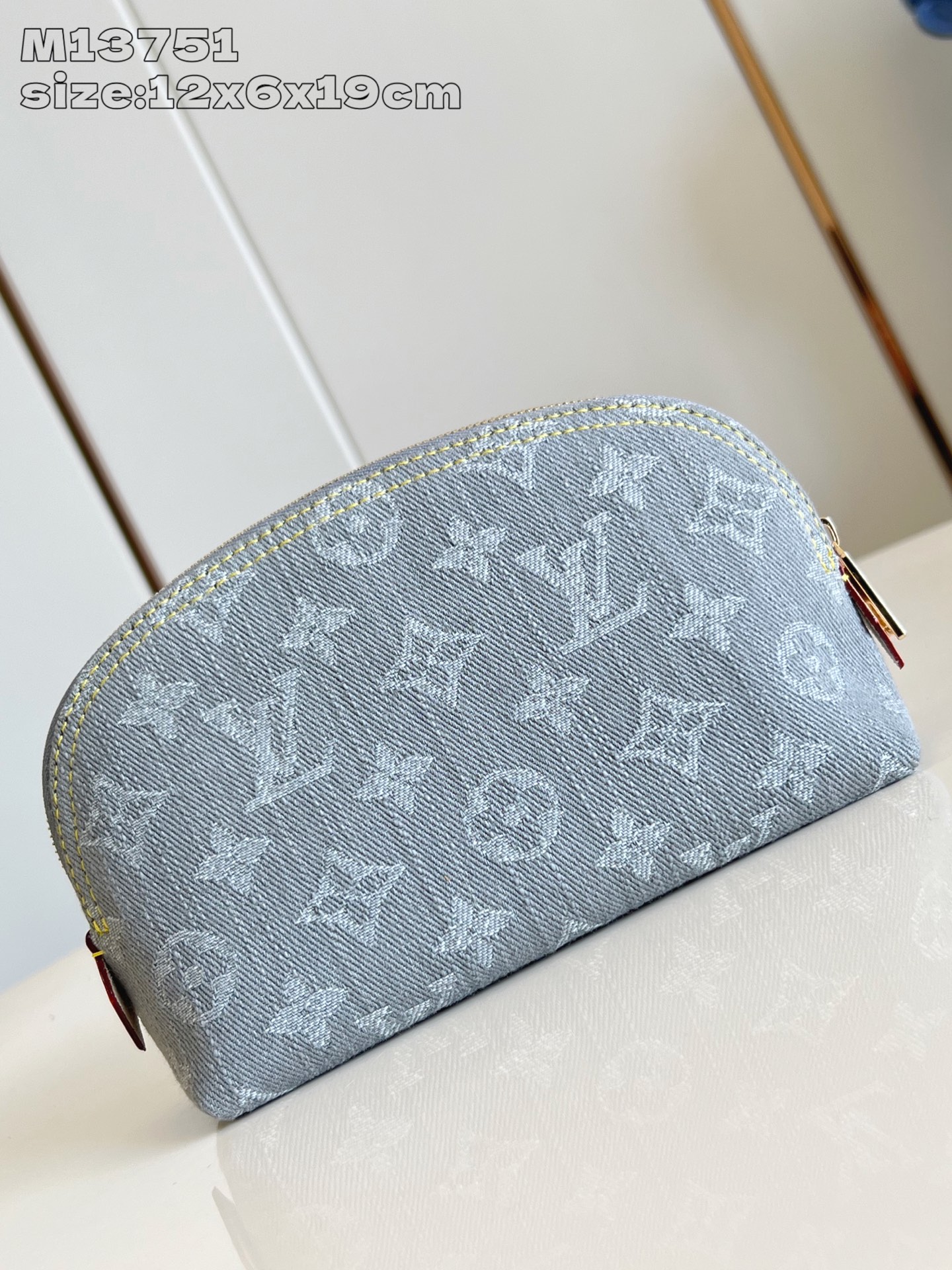 【顶级原单 M13751 】本款化妆包以 Monogram Denim 棉布塑造紧凑构型，与牛皮革细节和