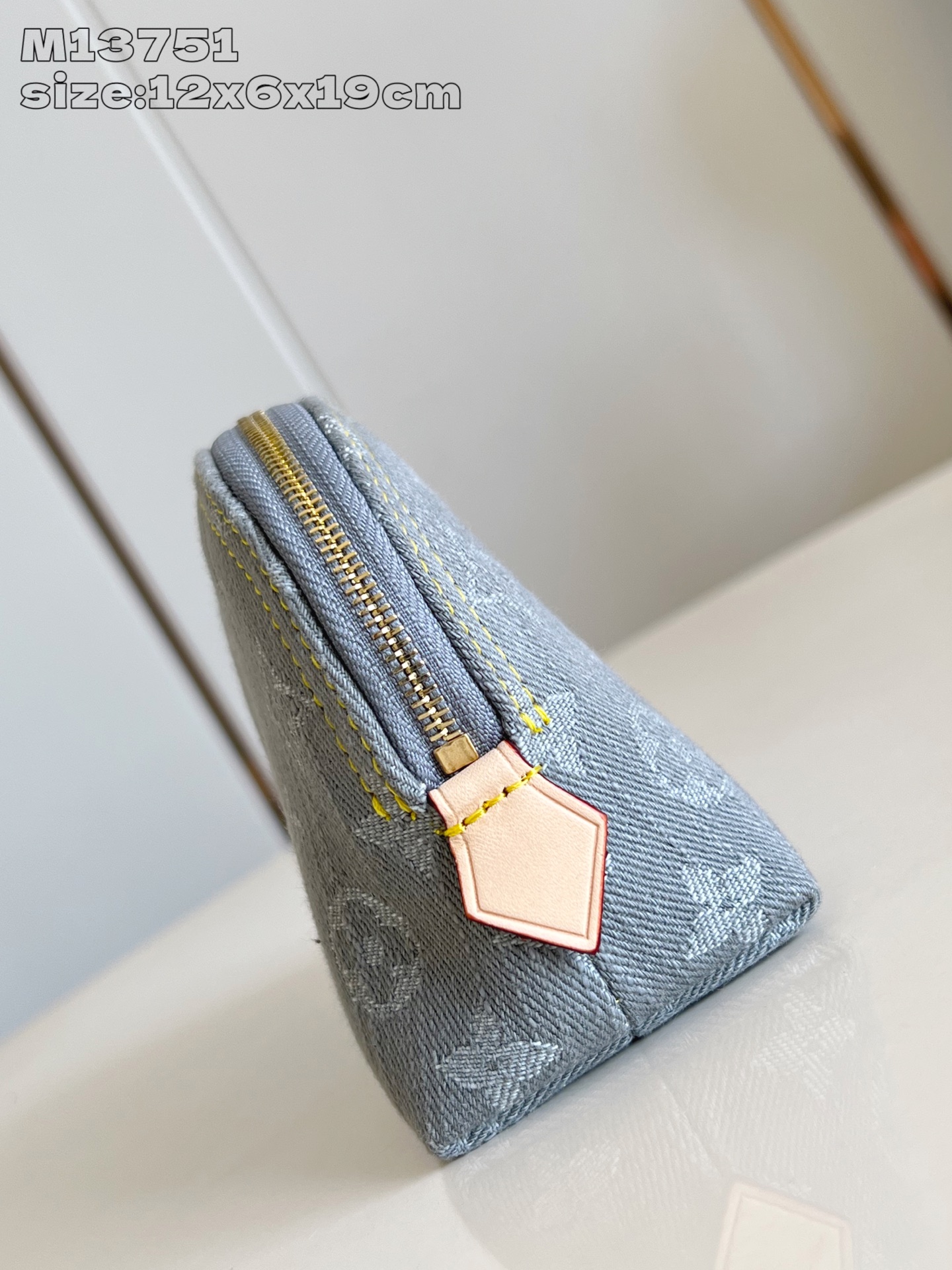 【顶级原单 M13751 】本款化妆包以 Monogram Denim 棉布塑造紧凑构型，与牛皮革细节和