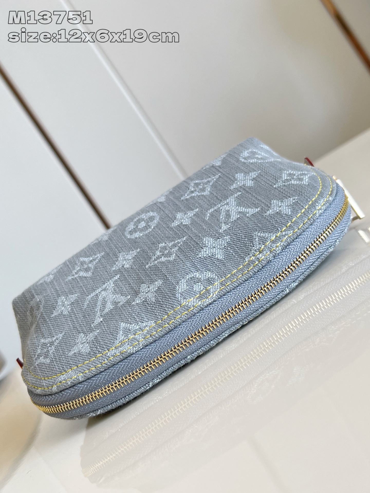【顶级原单 M13751 】本款化妆包以 Monogram Denim 棉布塑造紧凑构型，与牛皮革细节和