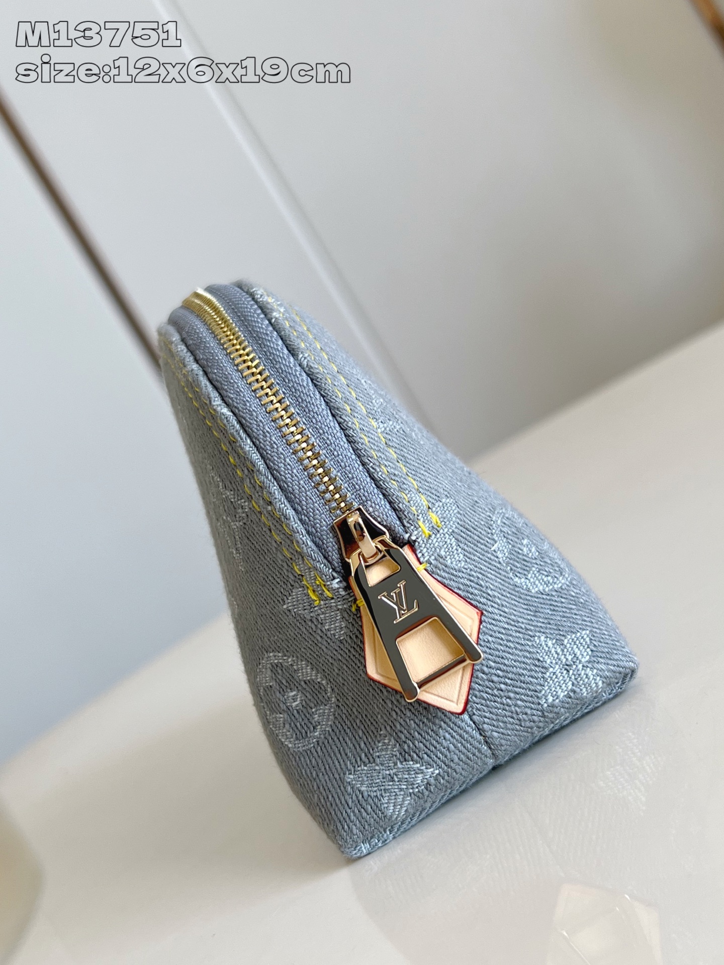 【顶级原单 M13751 】本款化妆包以 Monogram Denim 棉布塑造紧凑构型，与牛皮革细节和