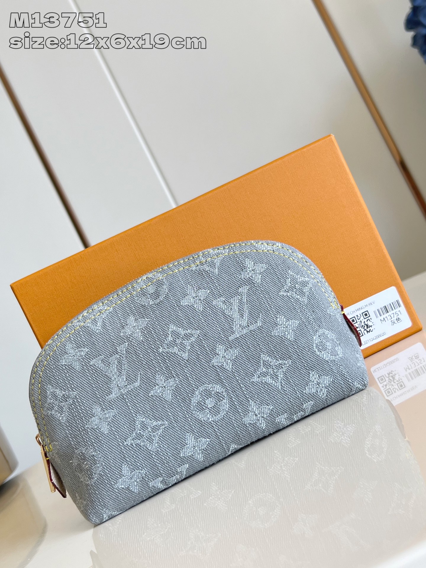 【顶级原单 M13751 】本款化妆包以 Monogram Denim 棉布塑造紧凑构型，与牛皮革细节和