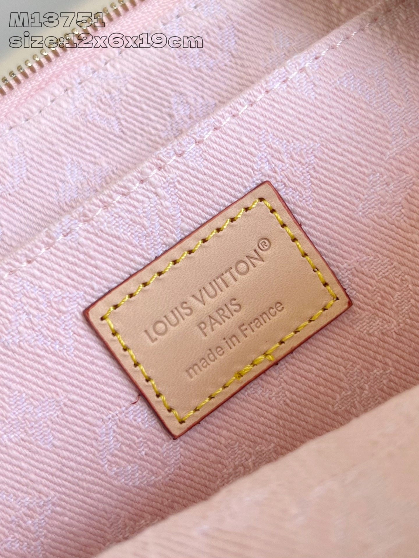 【顶级原单 M13751 】本款化妆包以 Monogram Denim 棉布塑造紧凑构型，与牛皮革细节和