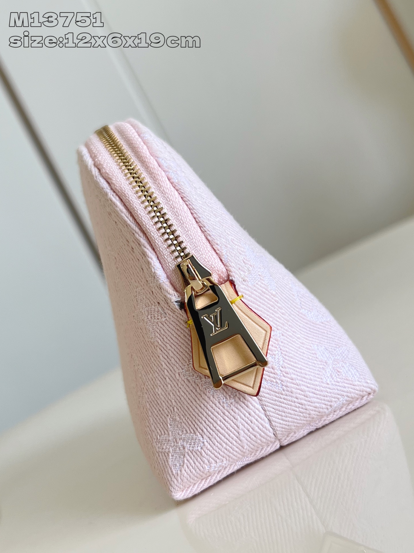 【顶级原单 M13751 】本款化妆包以 Monogram Denim 棉布塑造紧凑构型，与牛皮革细节和