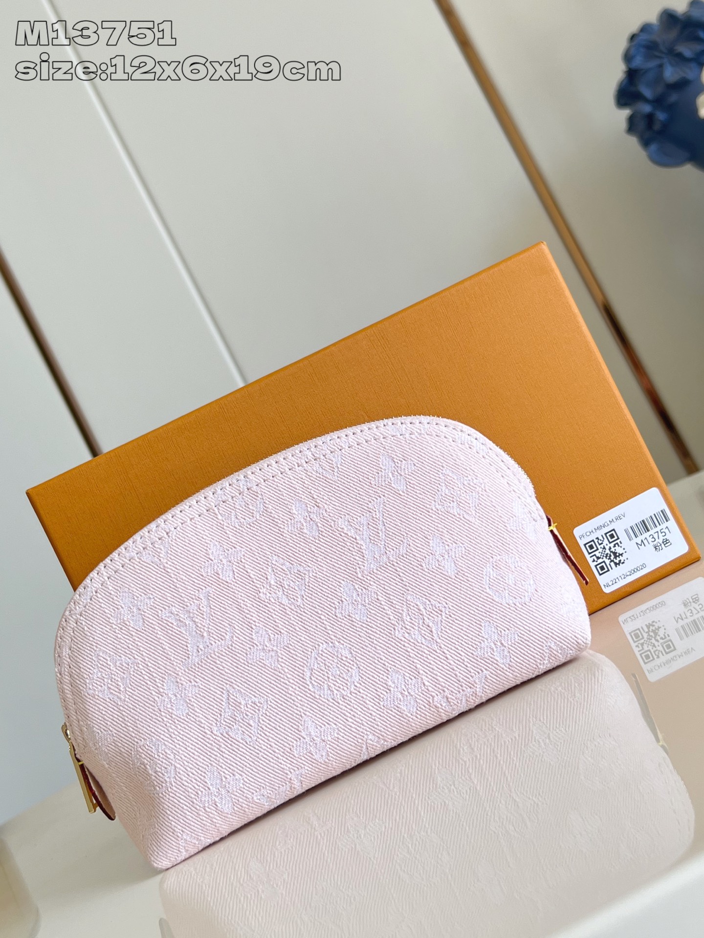 【顶级原单 M13751 】本款化妆包以 Monogram Denim 棉布塑造紧凑构型，与牛皮革细节和