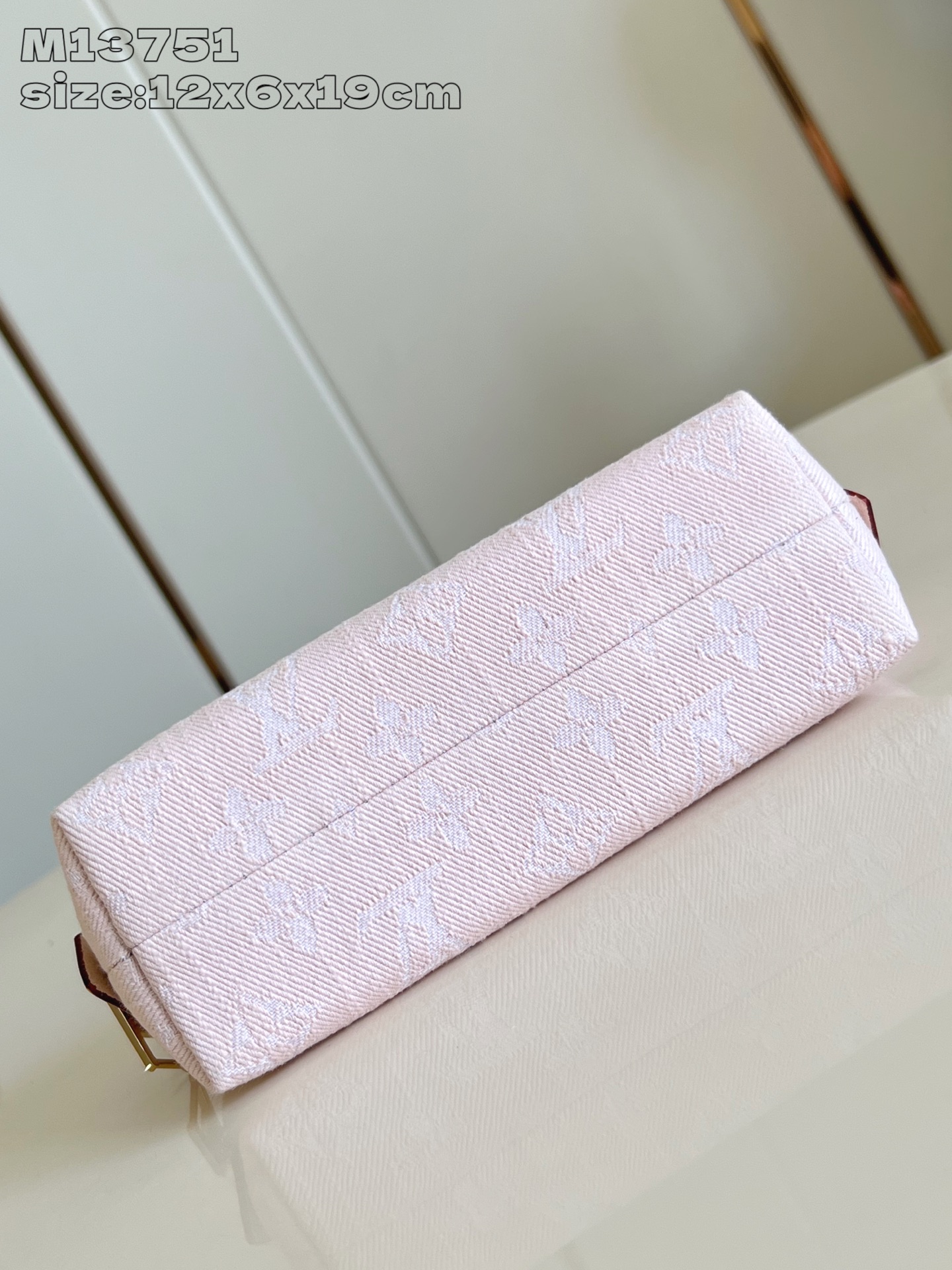 【顶级原单 M13751 】本款化妆包以 Monogram Denim 棉布塑造紧凑构型，与牛皮革细节和