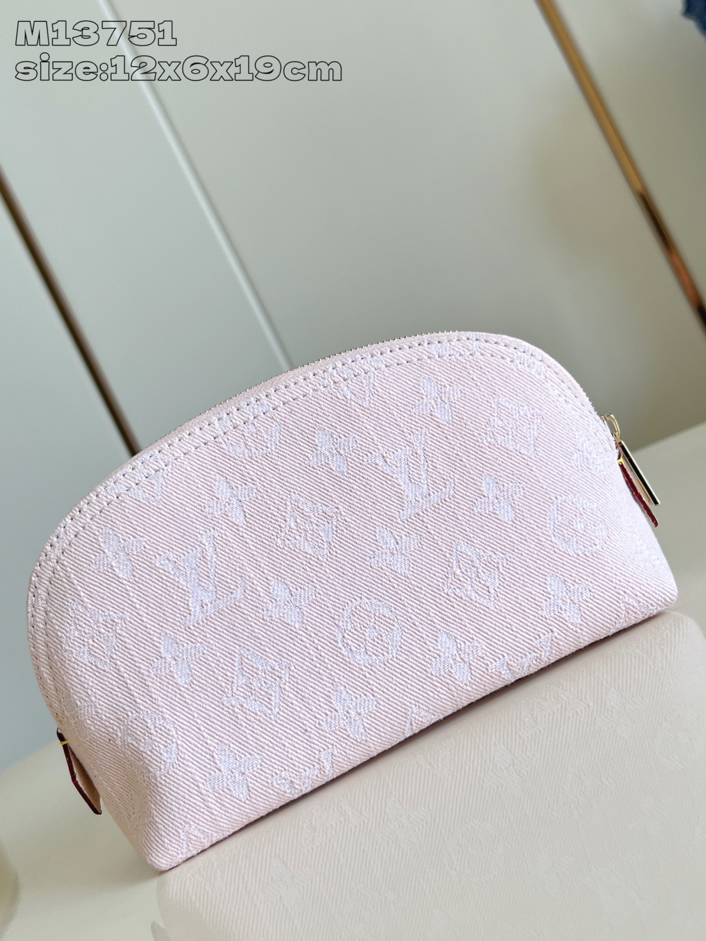 【顶级原单 M13751 】本款化妆包以 Monogram Denim 棉布塑造紧凑构型，与牛皮革细节和