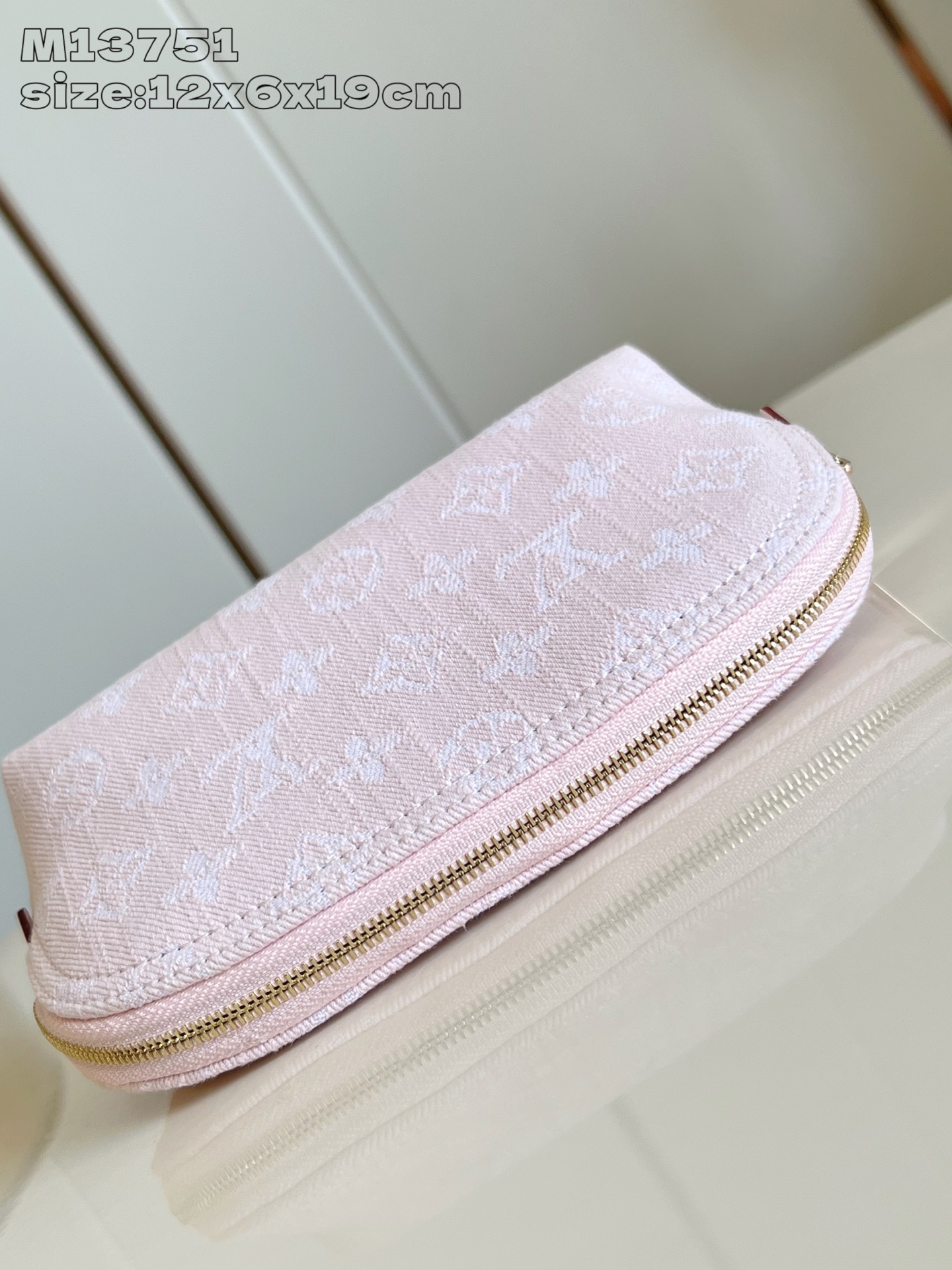 【顶级原单 M13751 】本款化妆包以 Monogram Denim 棉布塑造紧凑构型，与牛皮革细节和