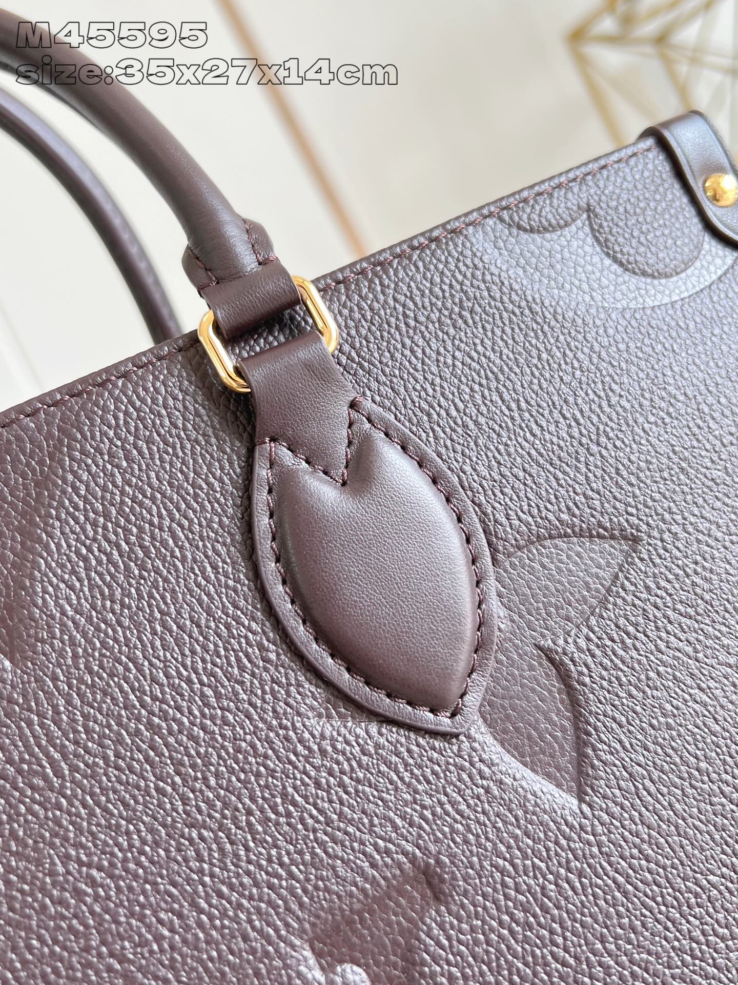 【顶级原单 M45595巧克力压花 】 本款 OnTheGo 中号手袋选用 Monogram Empre