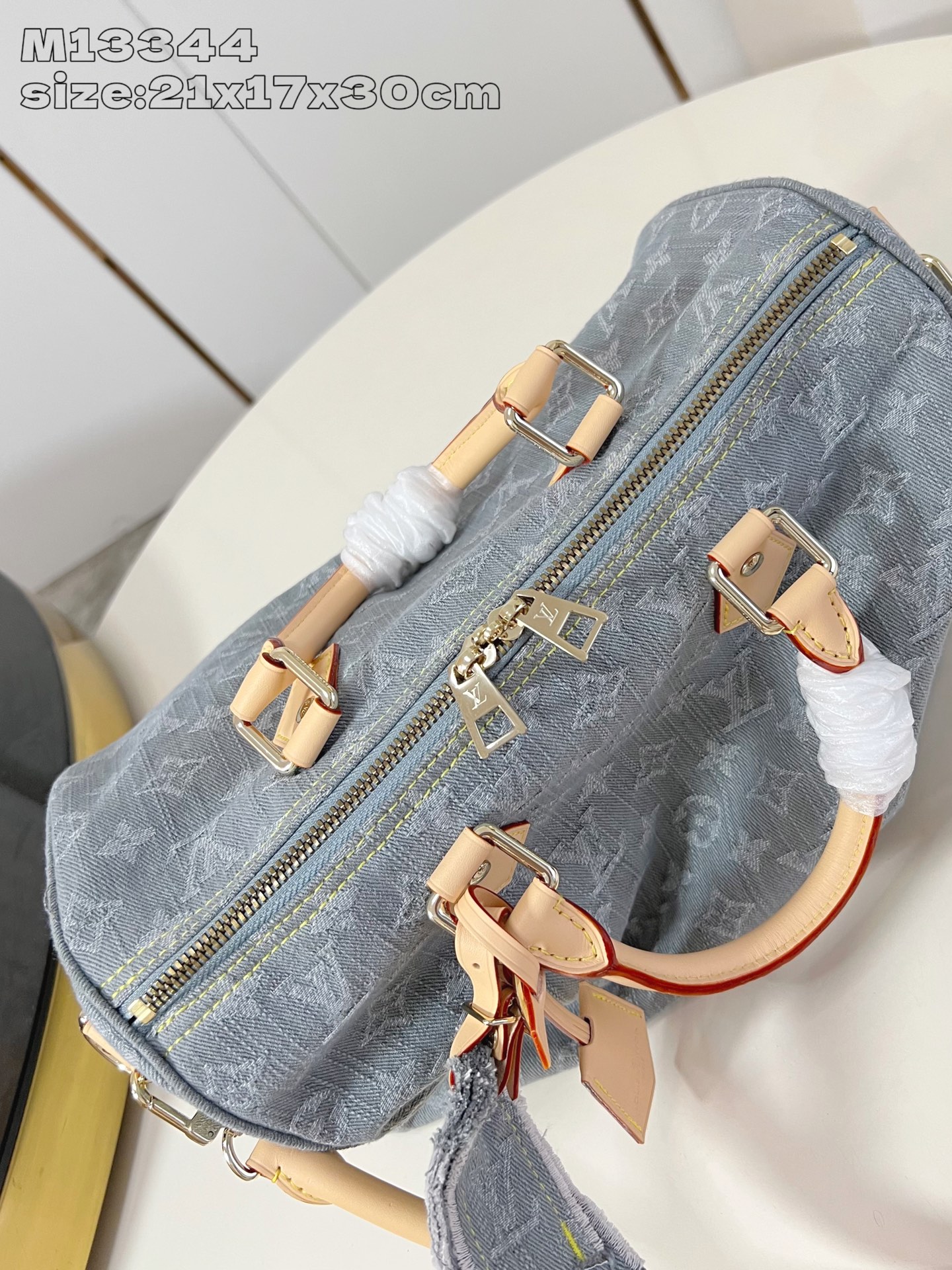 【顶级原单 M13344 】本款 Speedy Soft 30 手袋依托路易威登精湛漂白工艺，于棉布表面