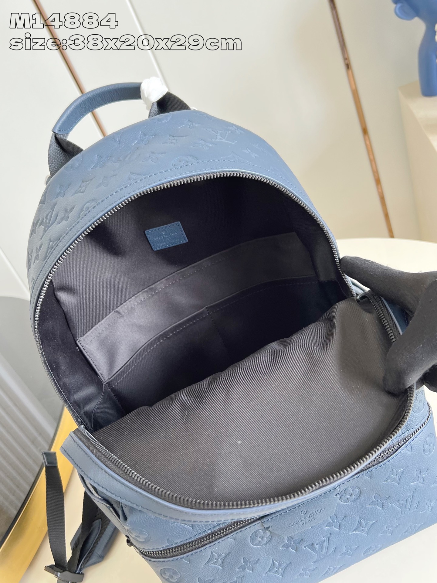 【顶级原单 M14884 】本款 Discovery 小号双肩包以 Monogram Shadow 压纹