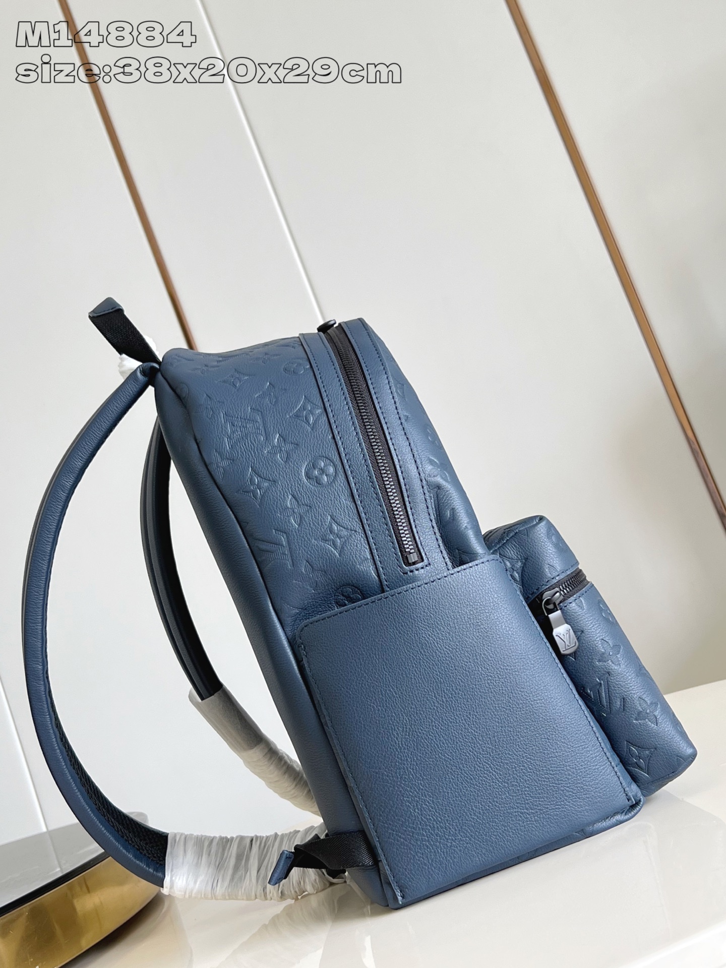 【顶级原单 M14884 】本款 Discovery 小号双肩包以 Monogram Shadow 压纹