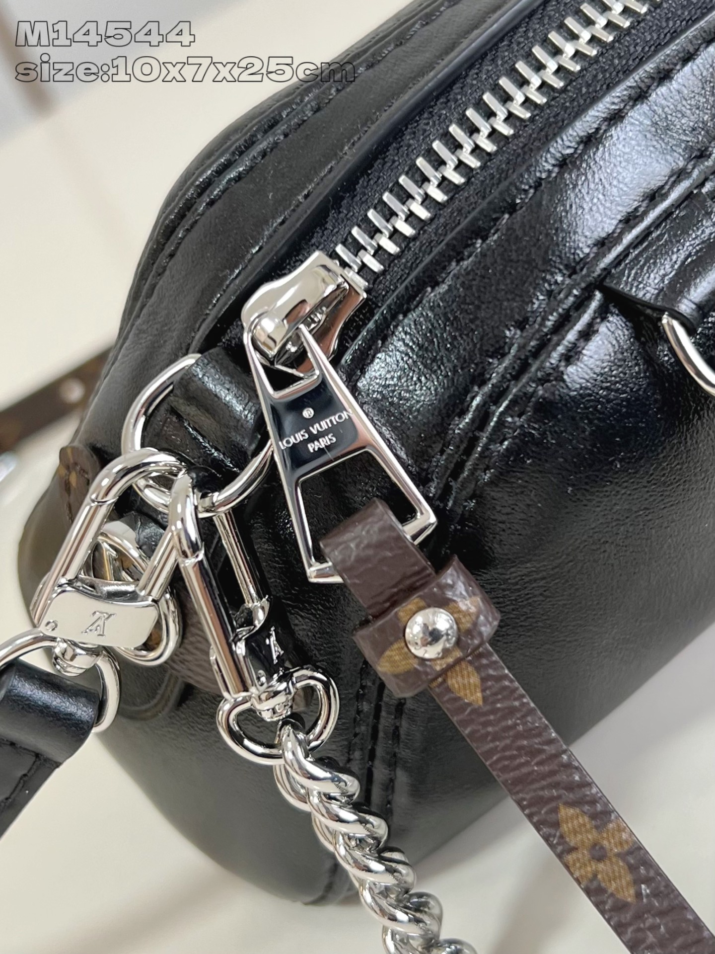 【顶级原单 M14544 】本款 Pochette Vibe 手袋出自 LV Vibe 系列，为亮泽柔软